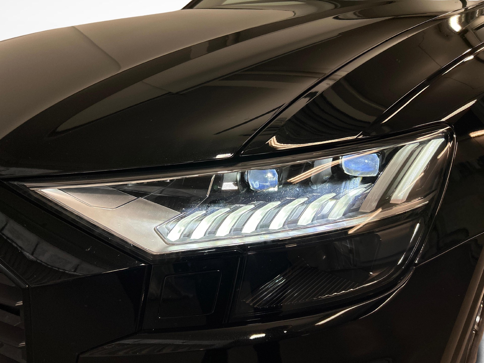 AUDI Q8 3.0 45 TDI Black Edition quattro T-Tronic-image-16