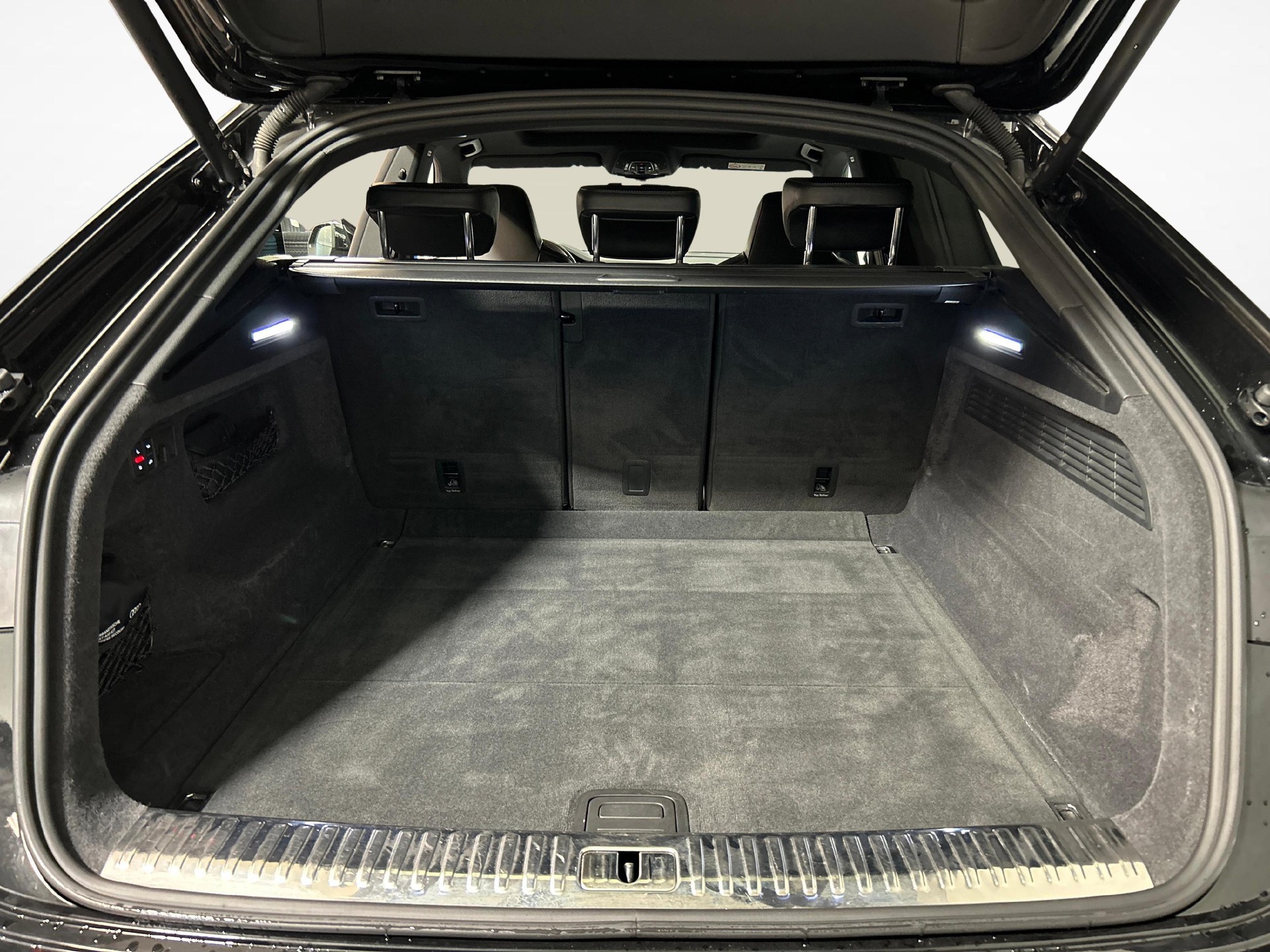 AUDI Q8 3.0 45 TDI Black Edition quattro T-Tronic-image-12