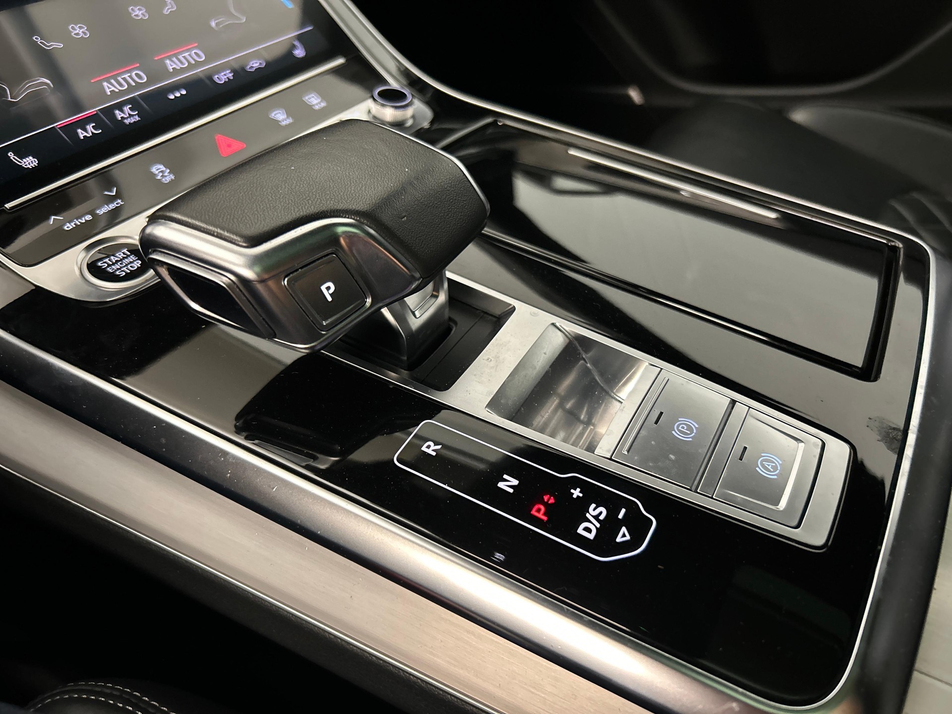 AUDI Q8 3.0 45 TDI Black Edition quattro T-Tronic-image-14