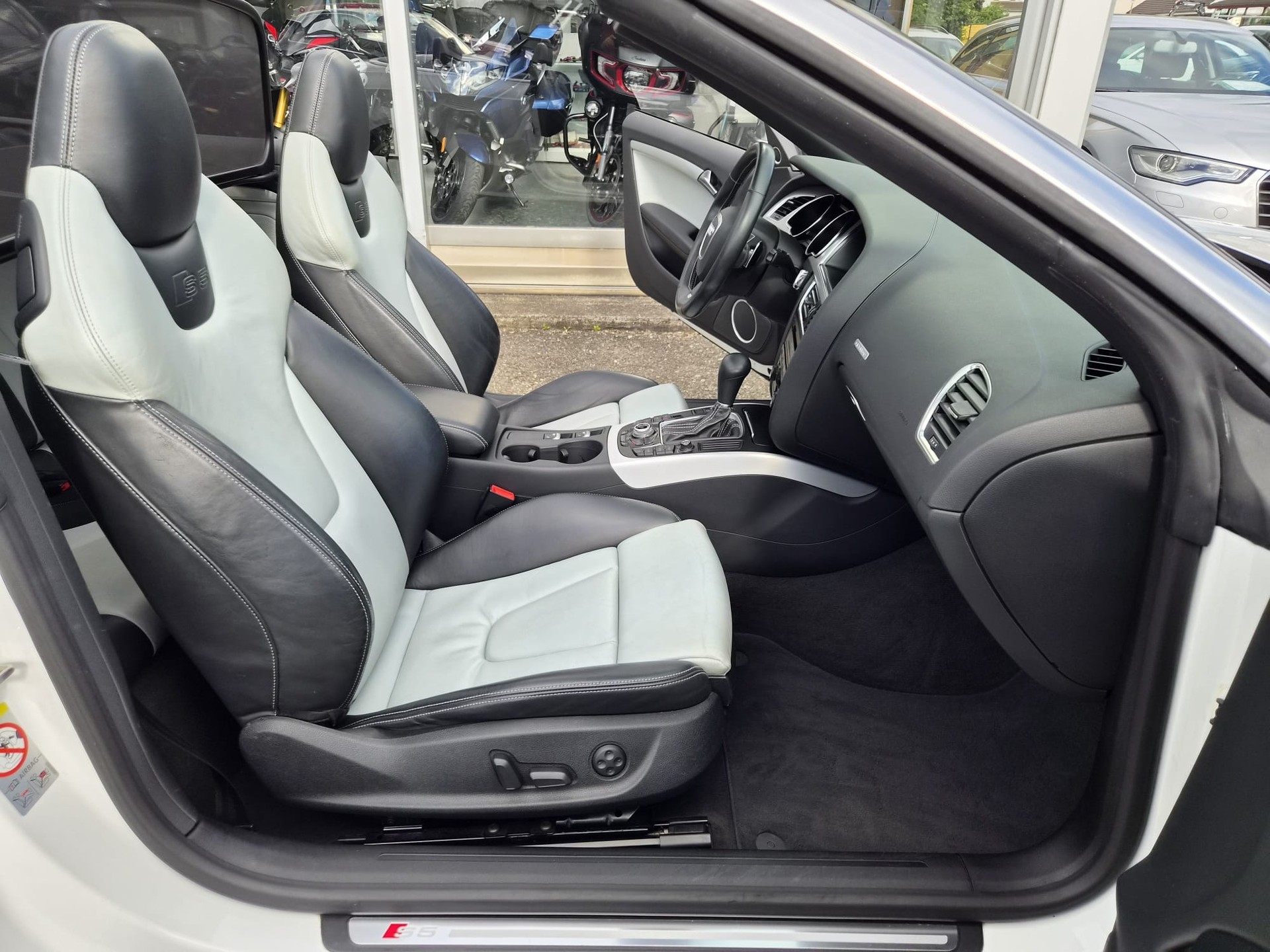 AUDI S5 Cabrio 3.0 TFSI quattro S-tronic-image-12