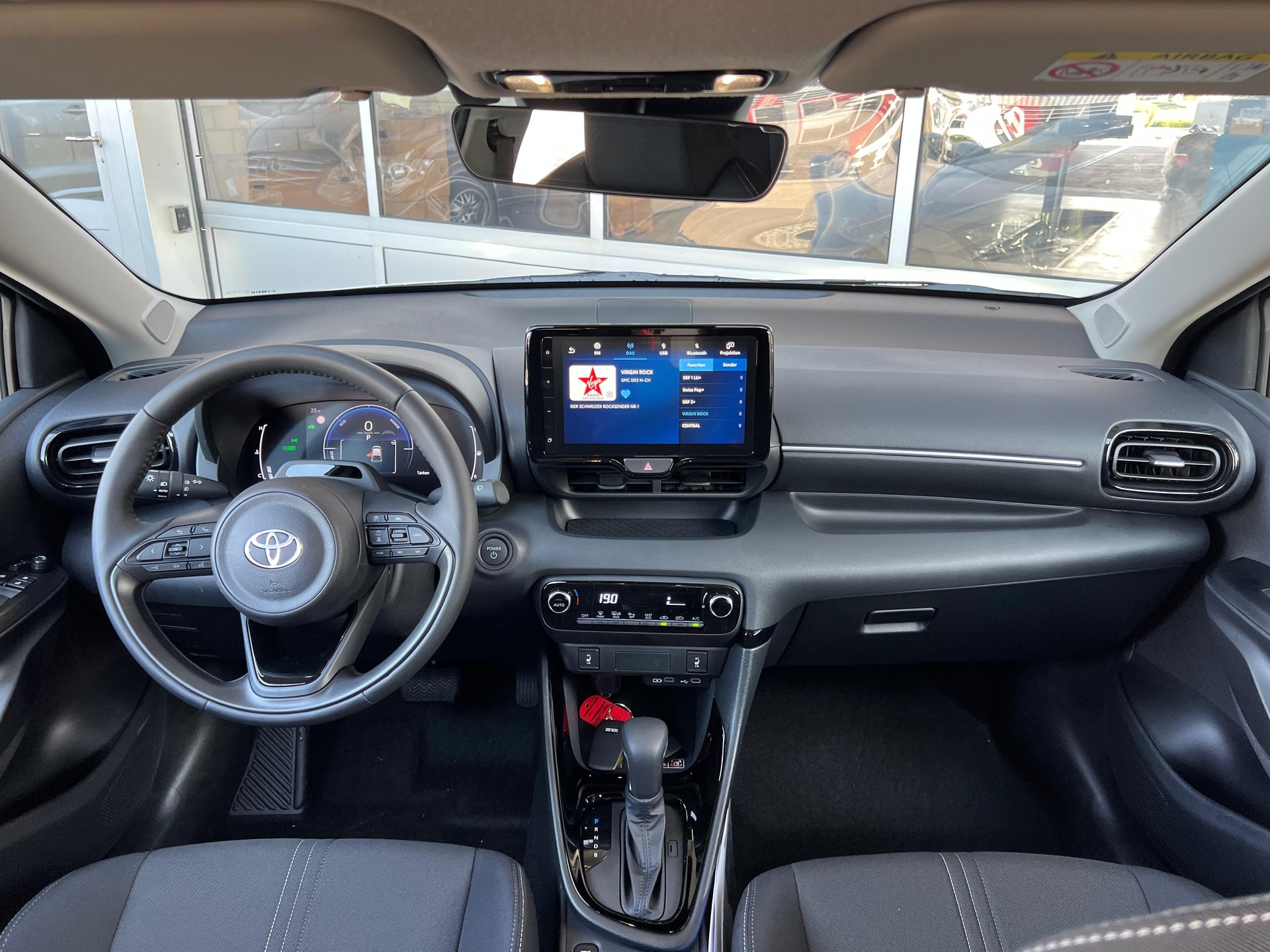 TOYOTA Yaris 1.5 VVT-i HSD Trend-image-13