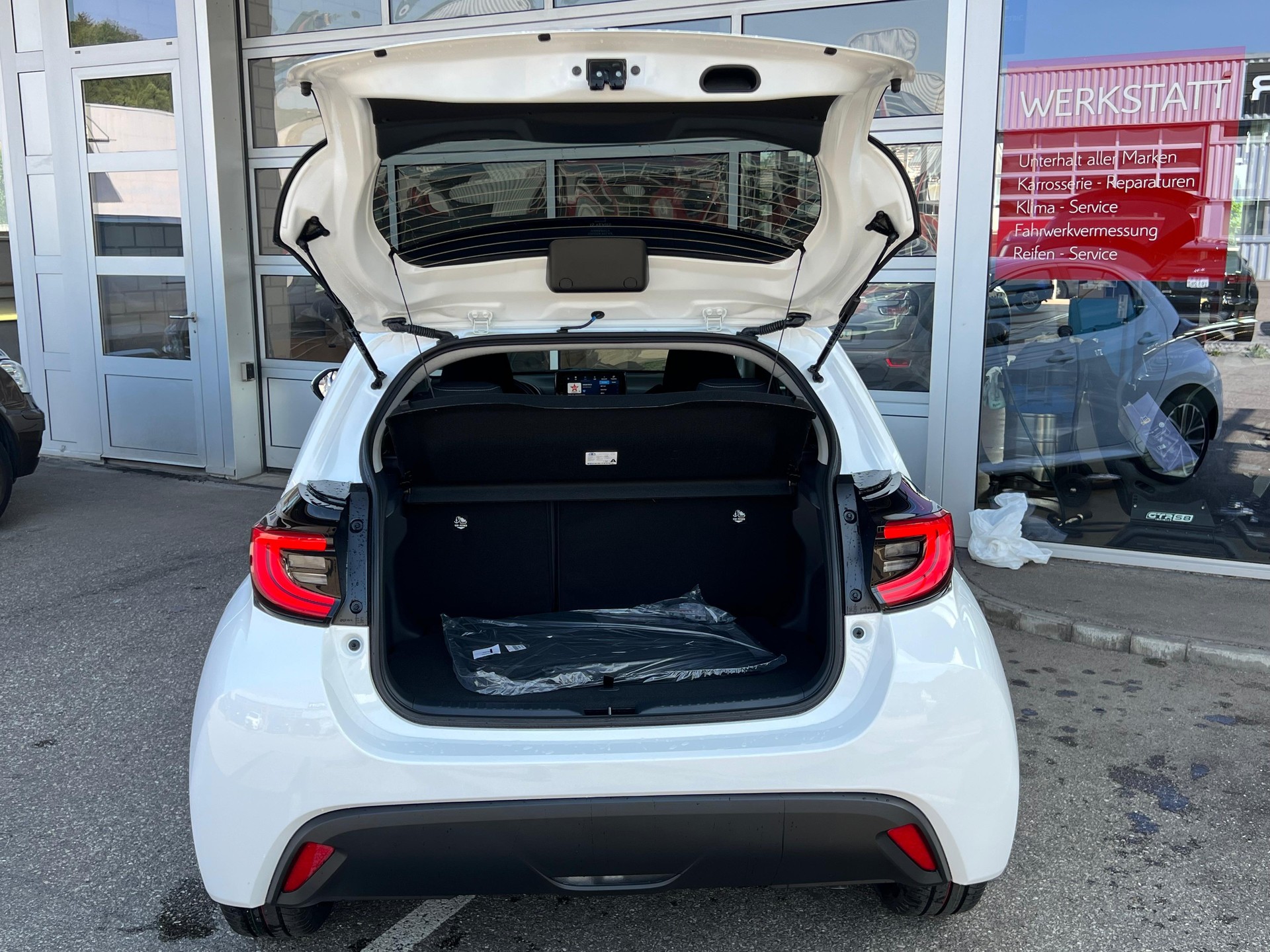 TOYOTA Yaris 1.5 VVT-i HSD Trend-image-8