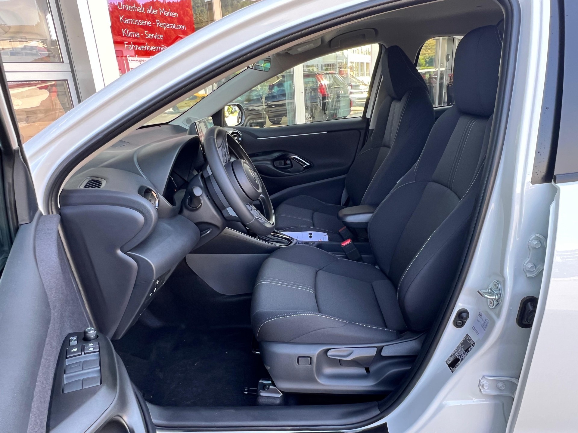 TOYOTA Yaris 1.5 VVT-i HSD Trend-image-11