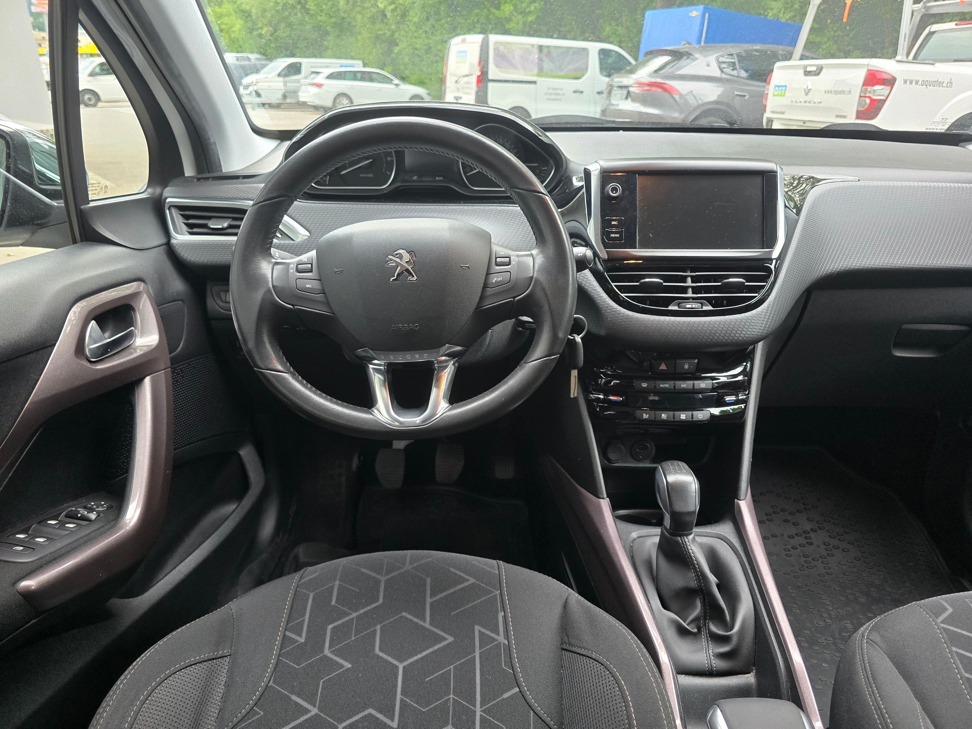 PEUGEOT 2008 1.2 VTI Style-image-10