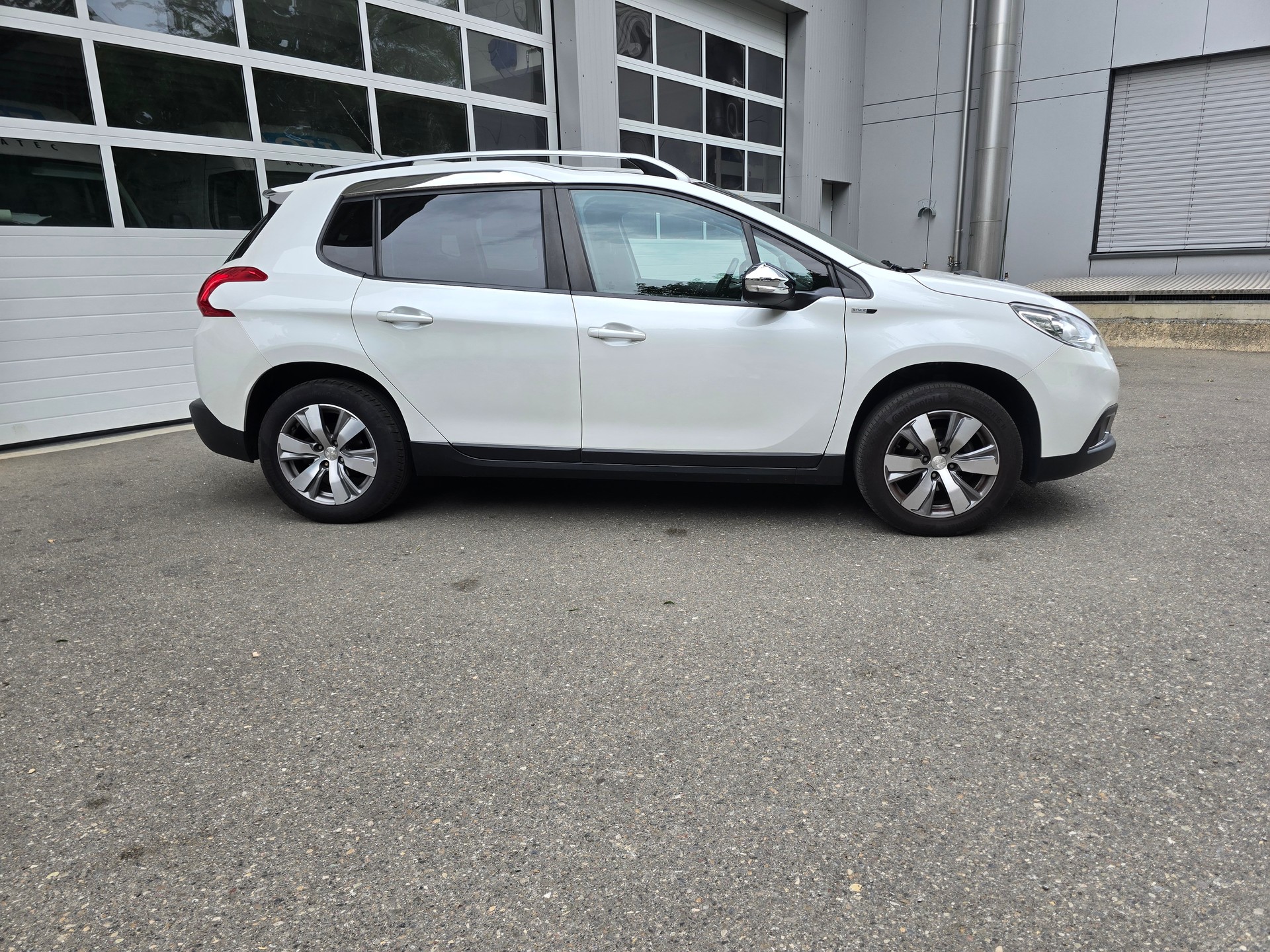 PEUGEOT 2008 1.2 VTI Style-image-3