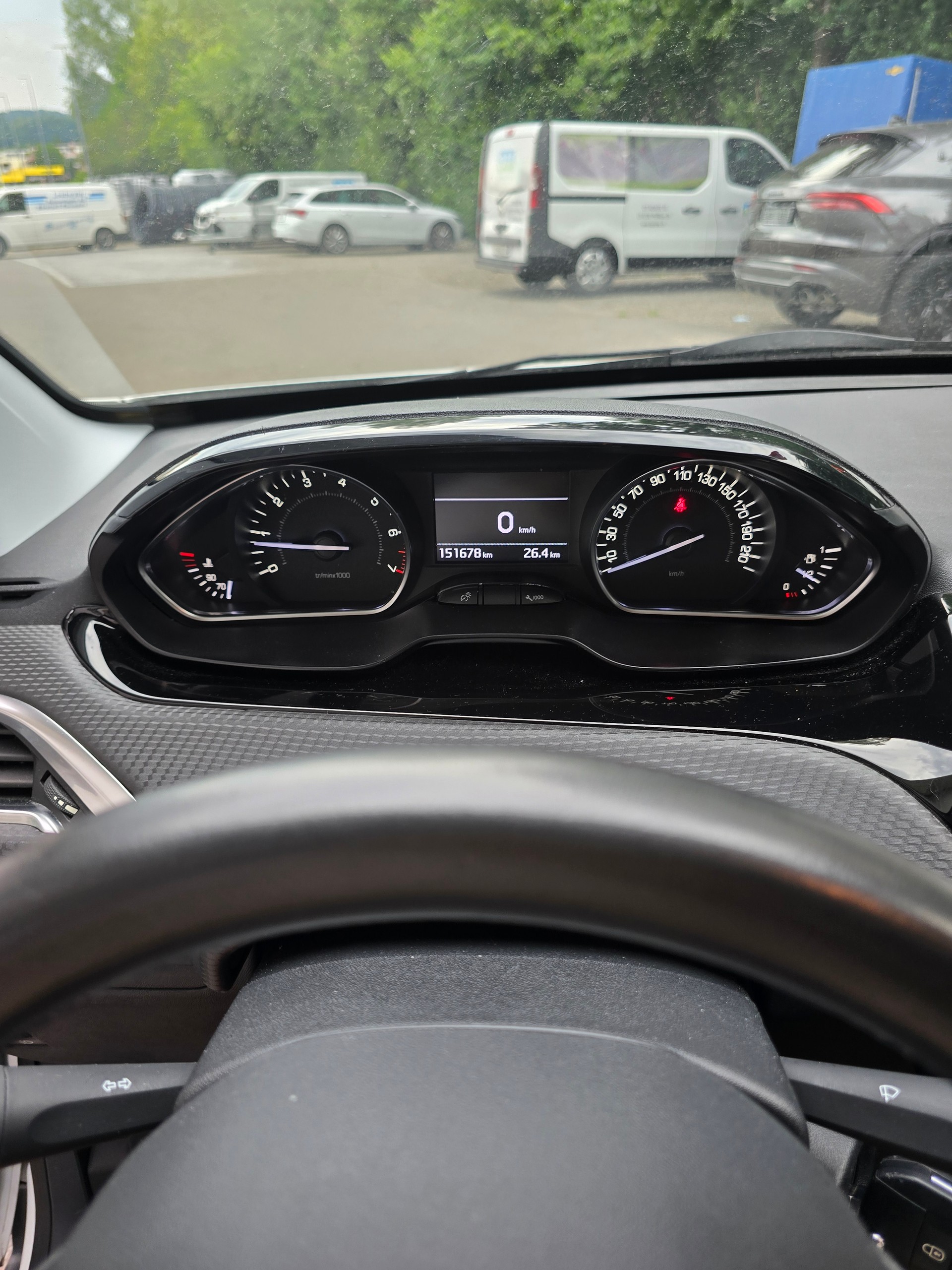 PEUGEOT 2008 1.2 VTI Style-image-12