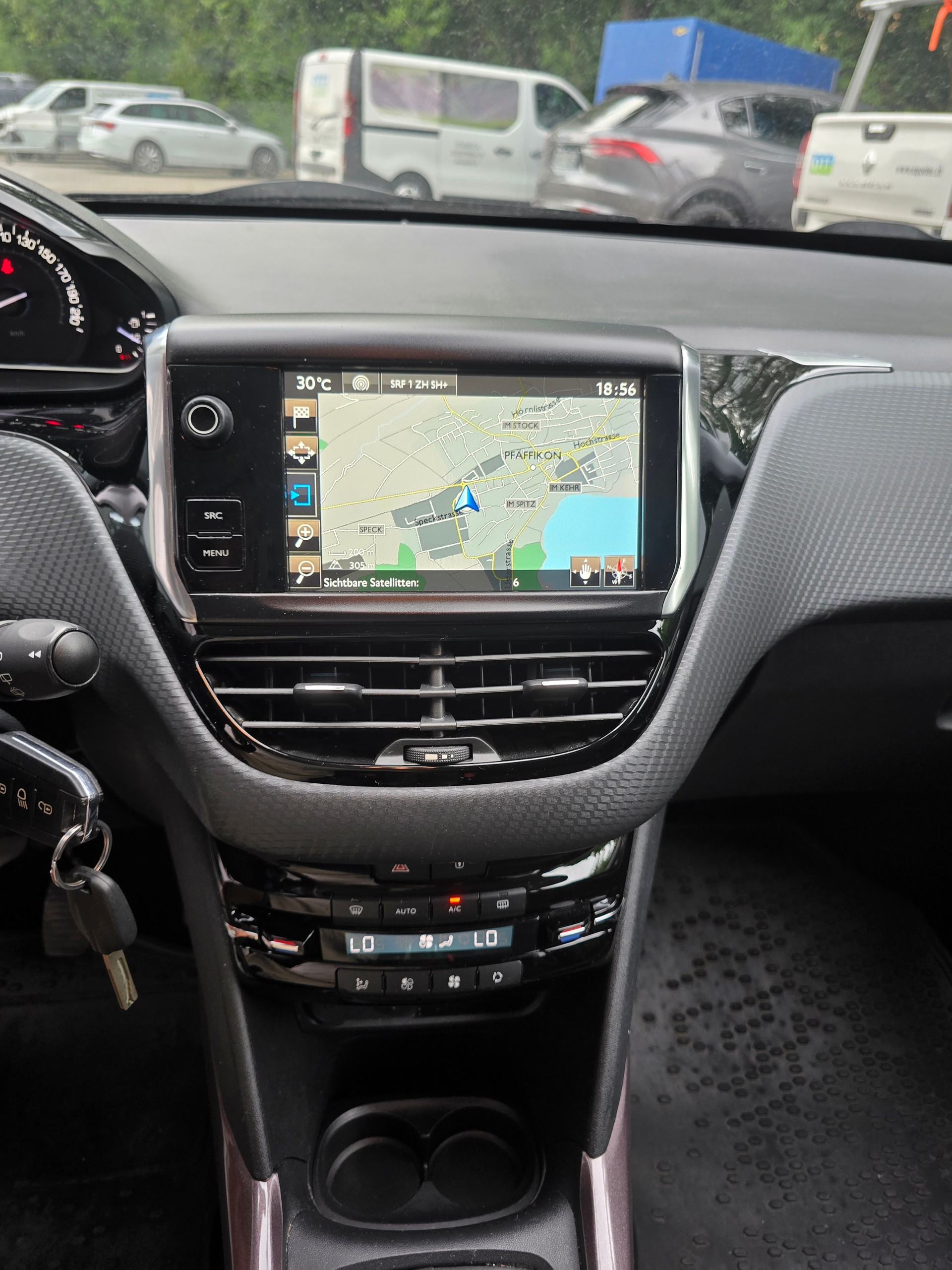 PEUGEOT 2008 1.2 VTI Style-image-11