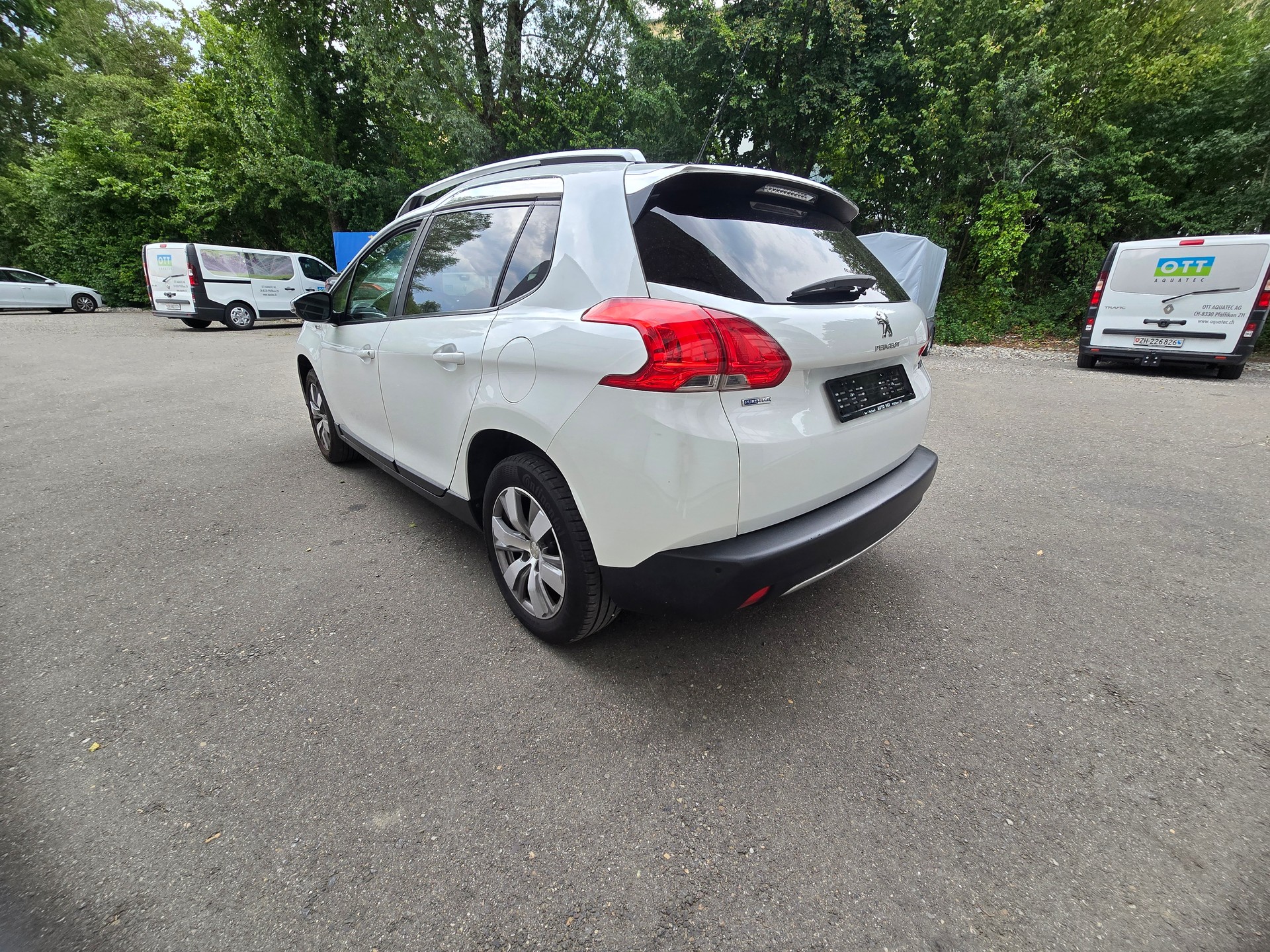PEUGEOT 2008 1.2 VTI Style-image-6