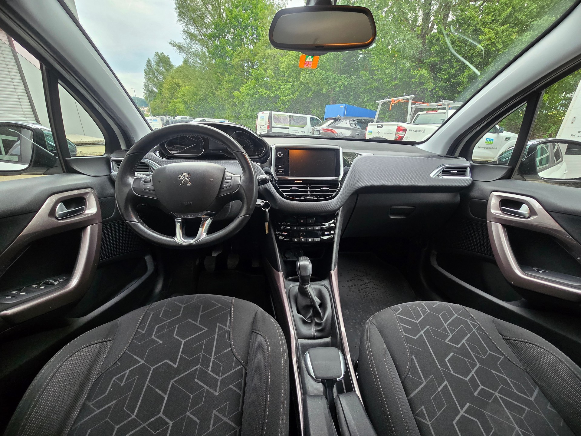 PEUGEOT 2008 1.2 VTI Style-image-9