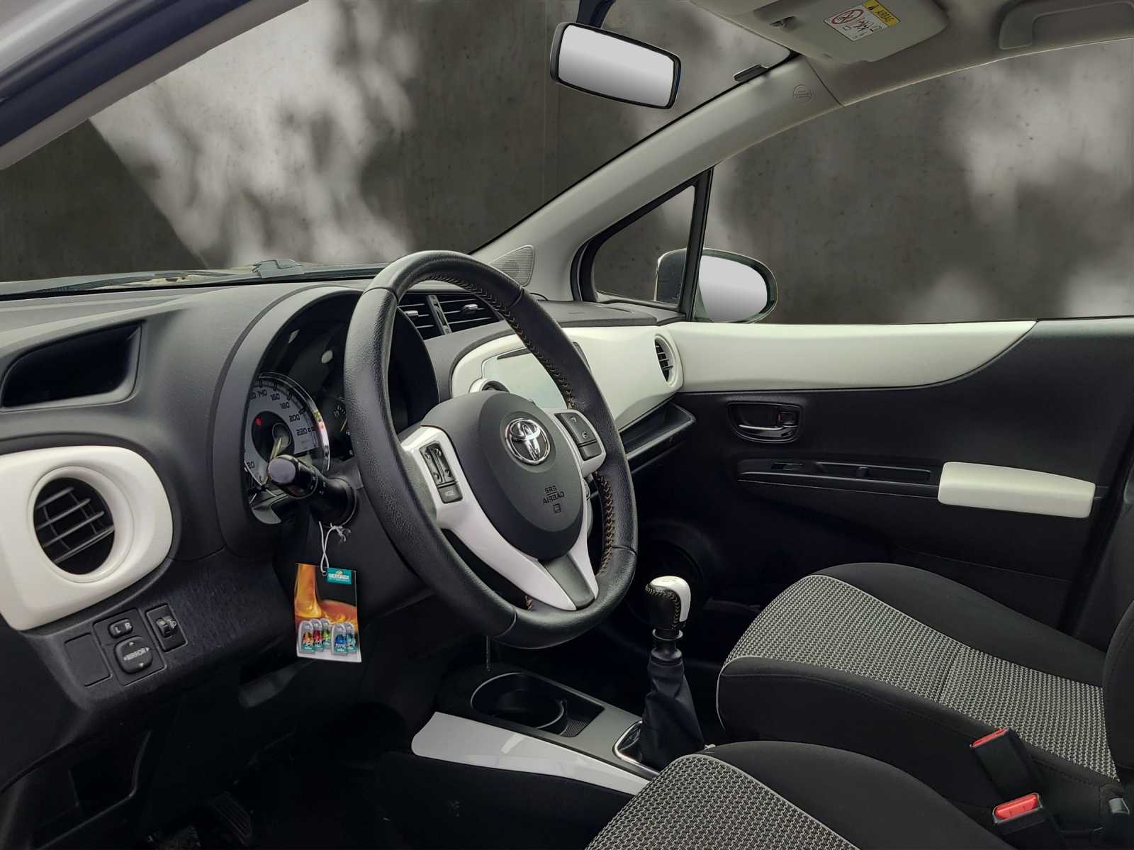 TOYOTA Yaris 1.33 Luna-image-2