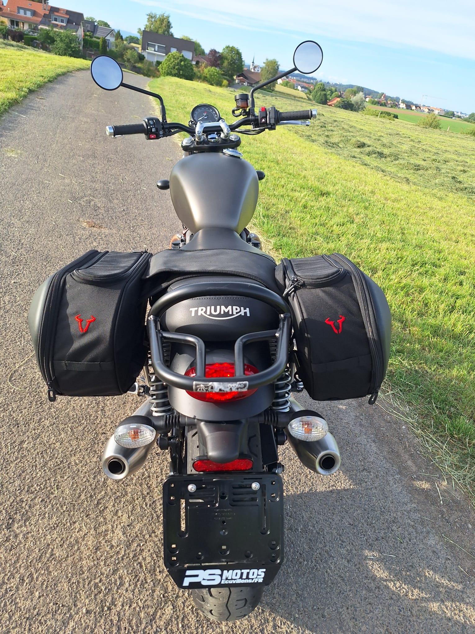 TRIUMPH Street Twin 900 Gold Line-image-4