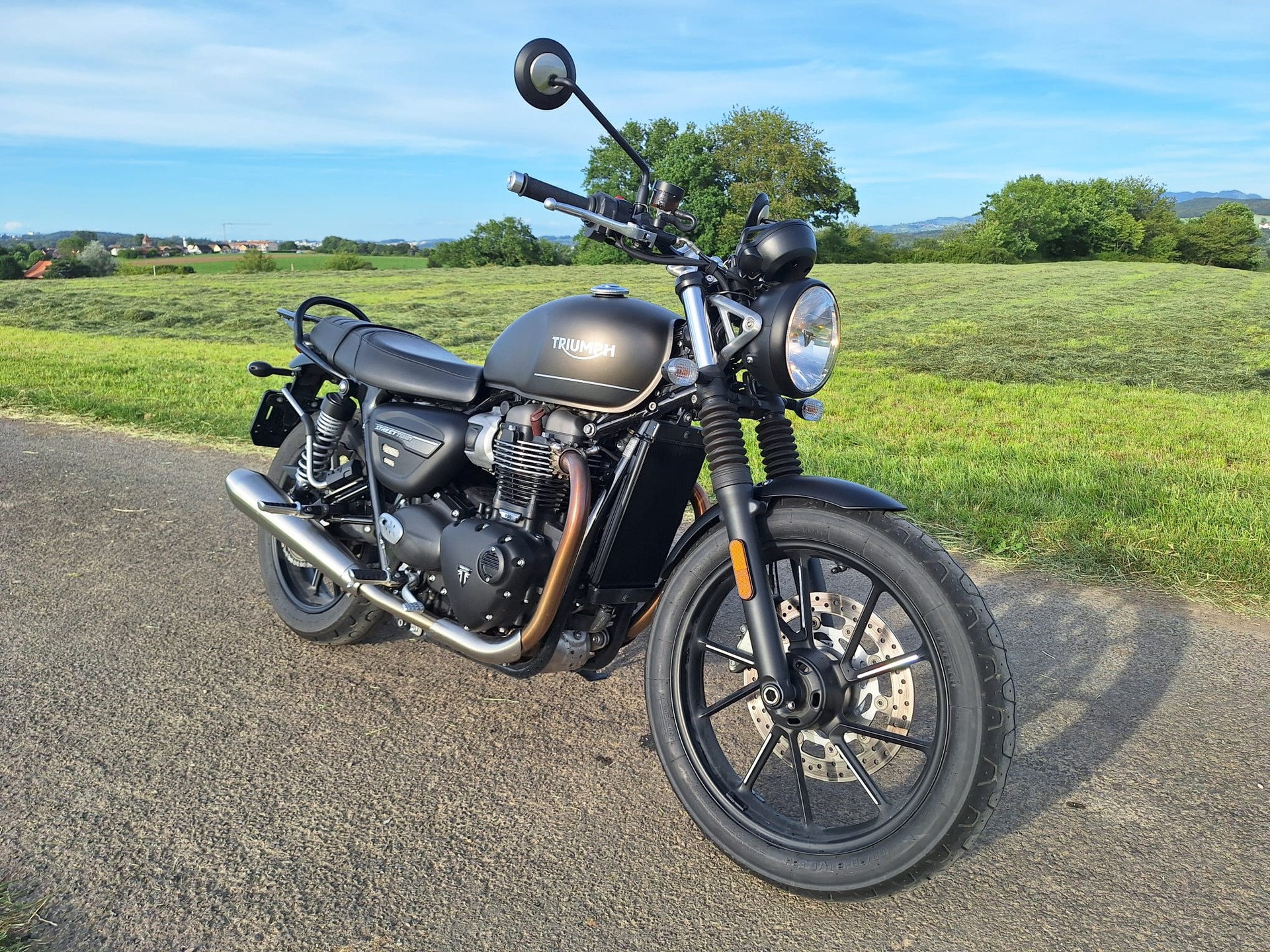TRIUMPH Street Twin 900 Gold Line-image-11