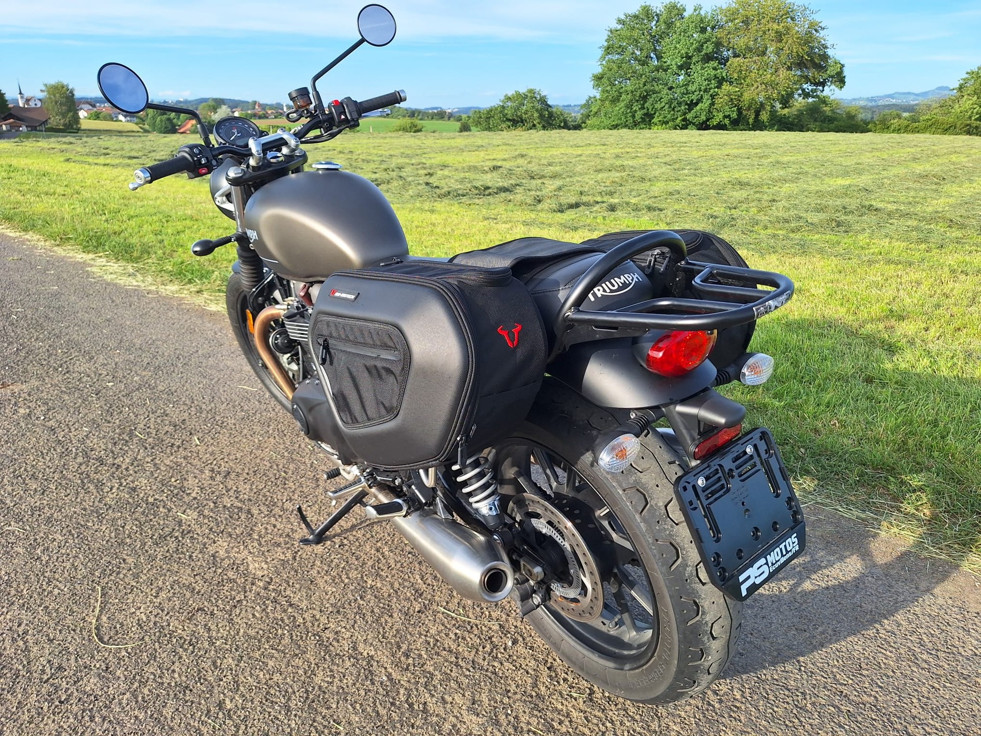 TRIUMPH Street Twin 900 Gold Line-image-9