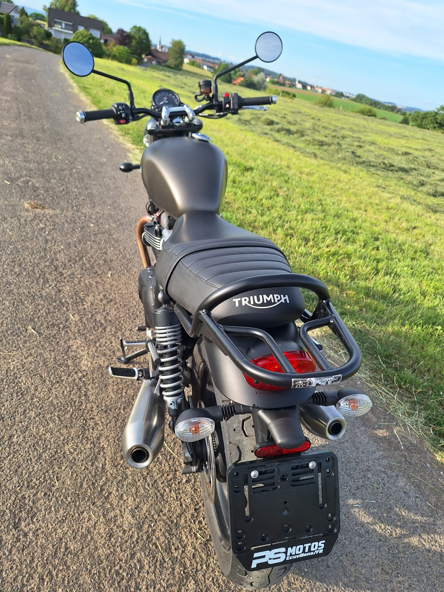 TRIUMPH Street Twin 900 Gold Line-image-12