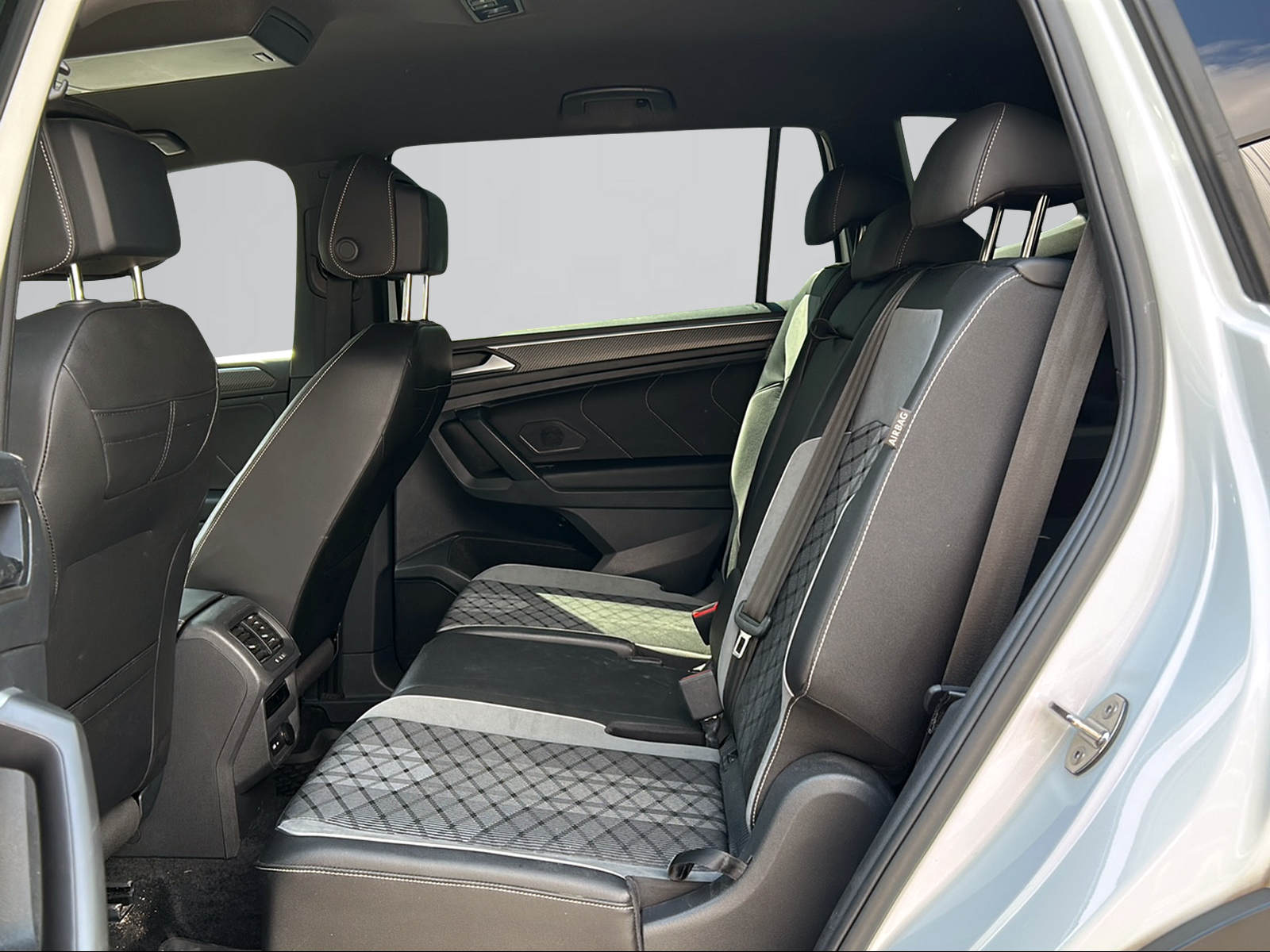 VW Tiguan Allspace 2.0TSI R-Line 4Motion DSG-image-11