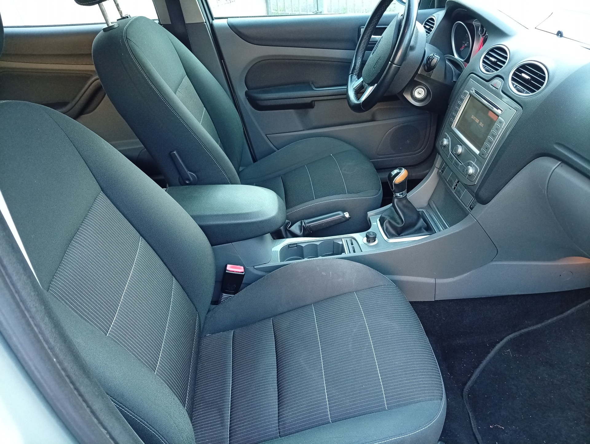 FORD Focus 2.0i Titanium-image-11