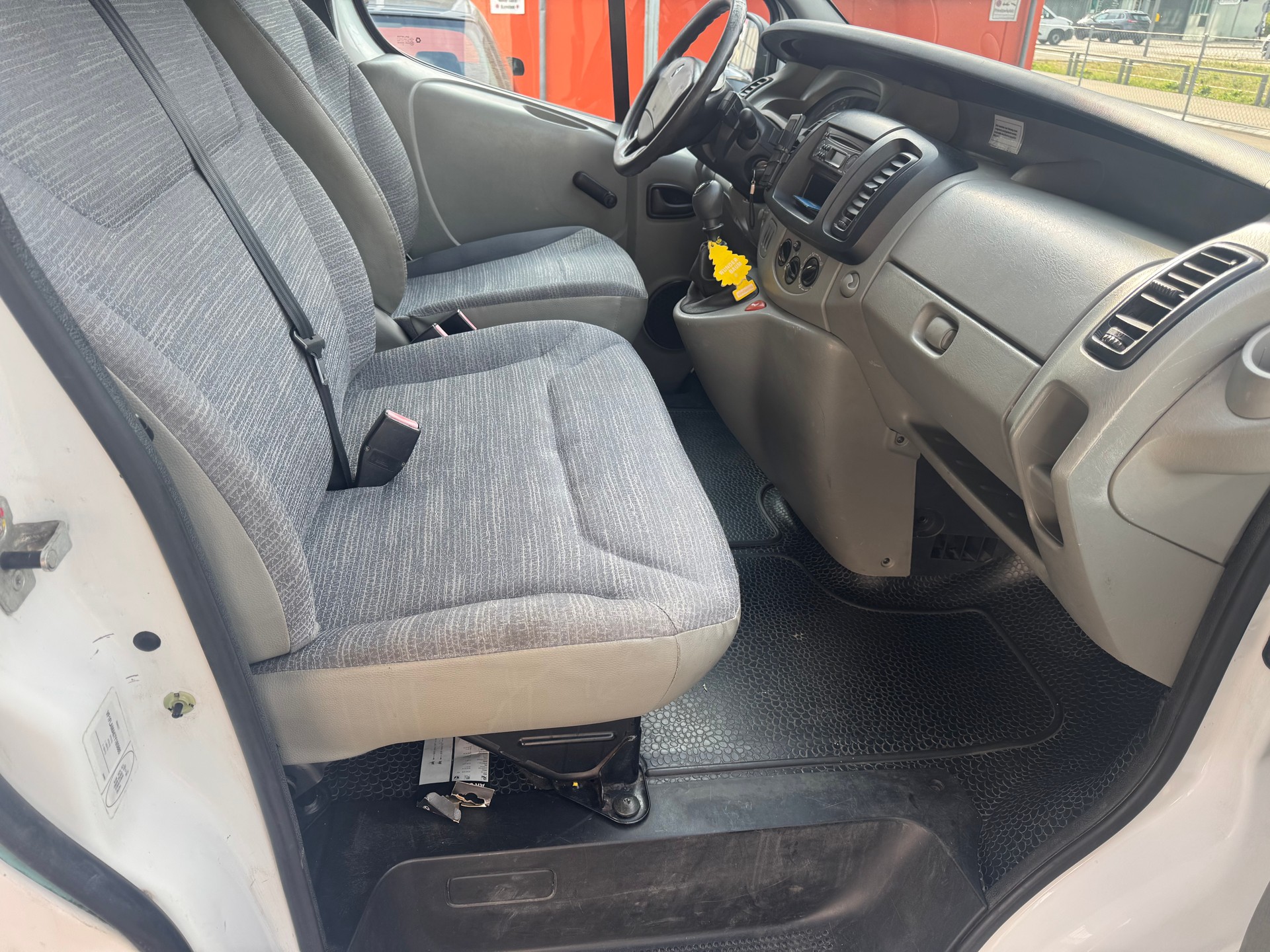 RENAULT Trafic 2.0 dCi 90 2.7t L1H1-image-9