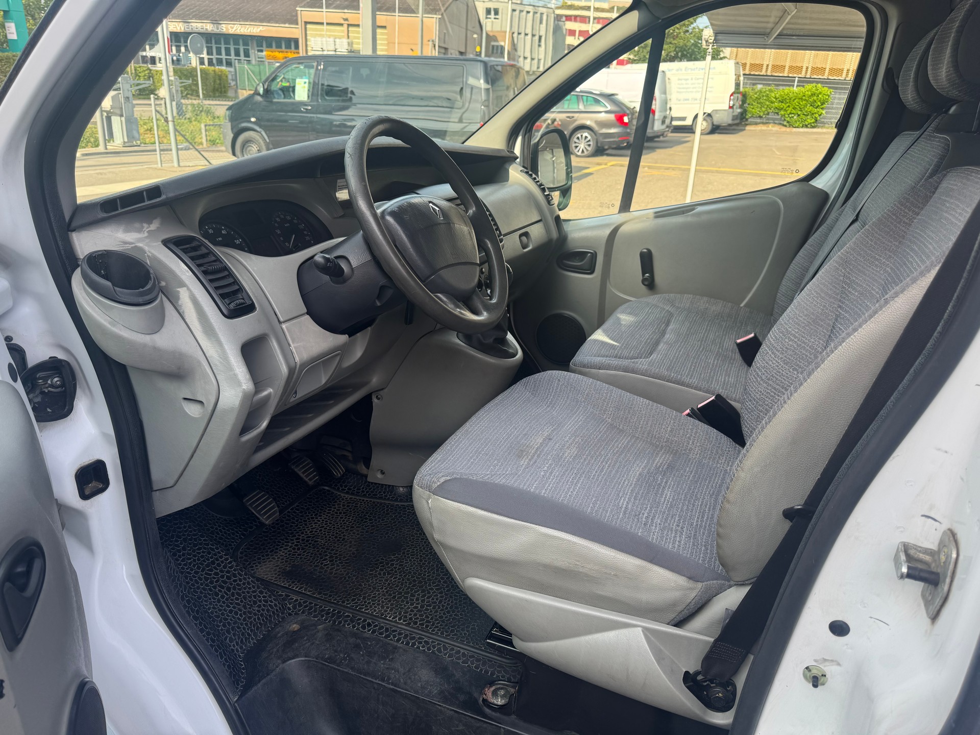 RENAULT Trafic 2.0 dCi 90 2.7t L1H1-image-10