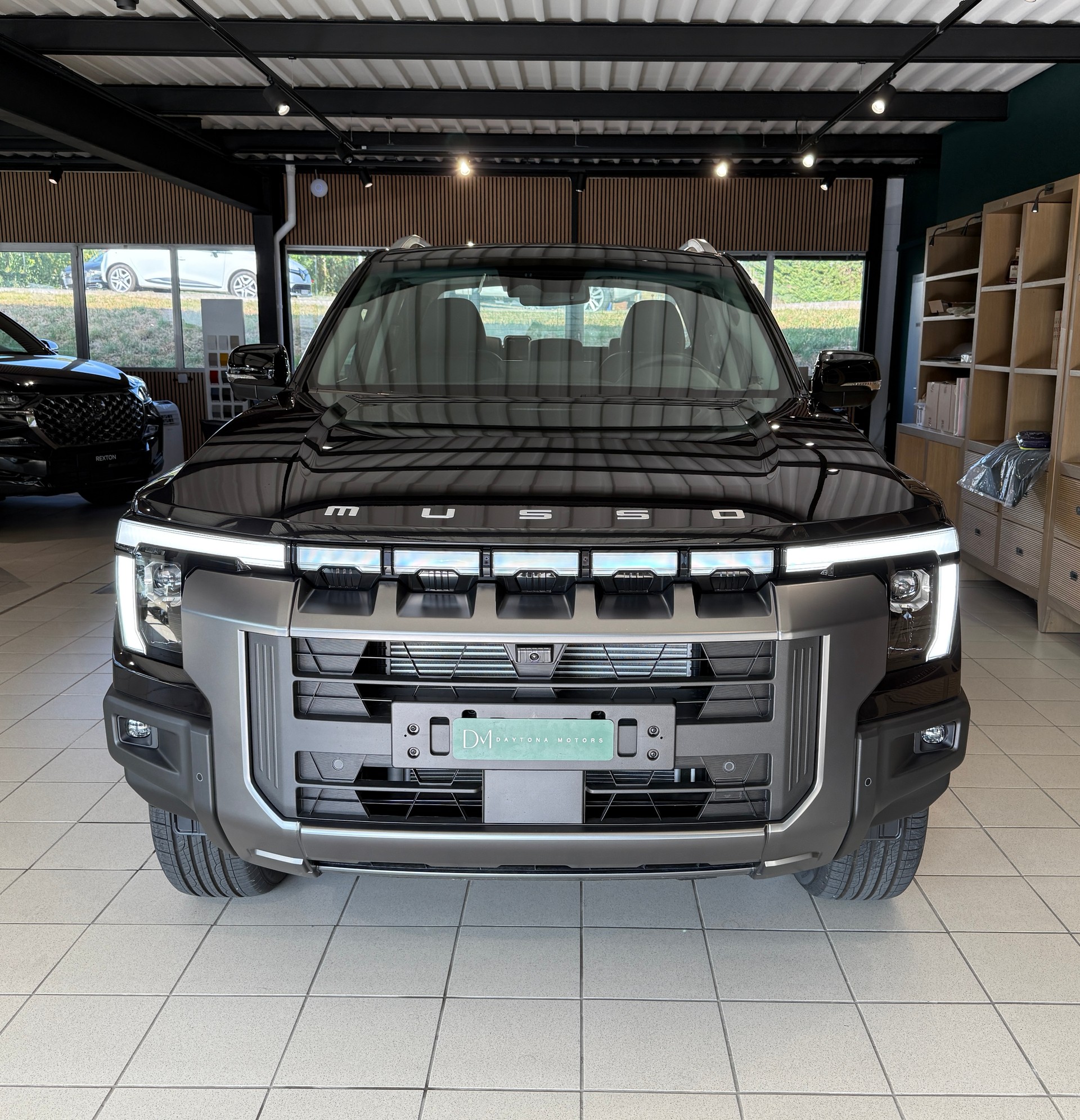 KGM-SsangYong Musso 2.2 Titanium 4WD A-showroom-element-1