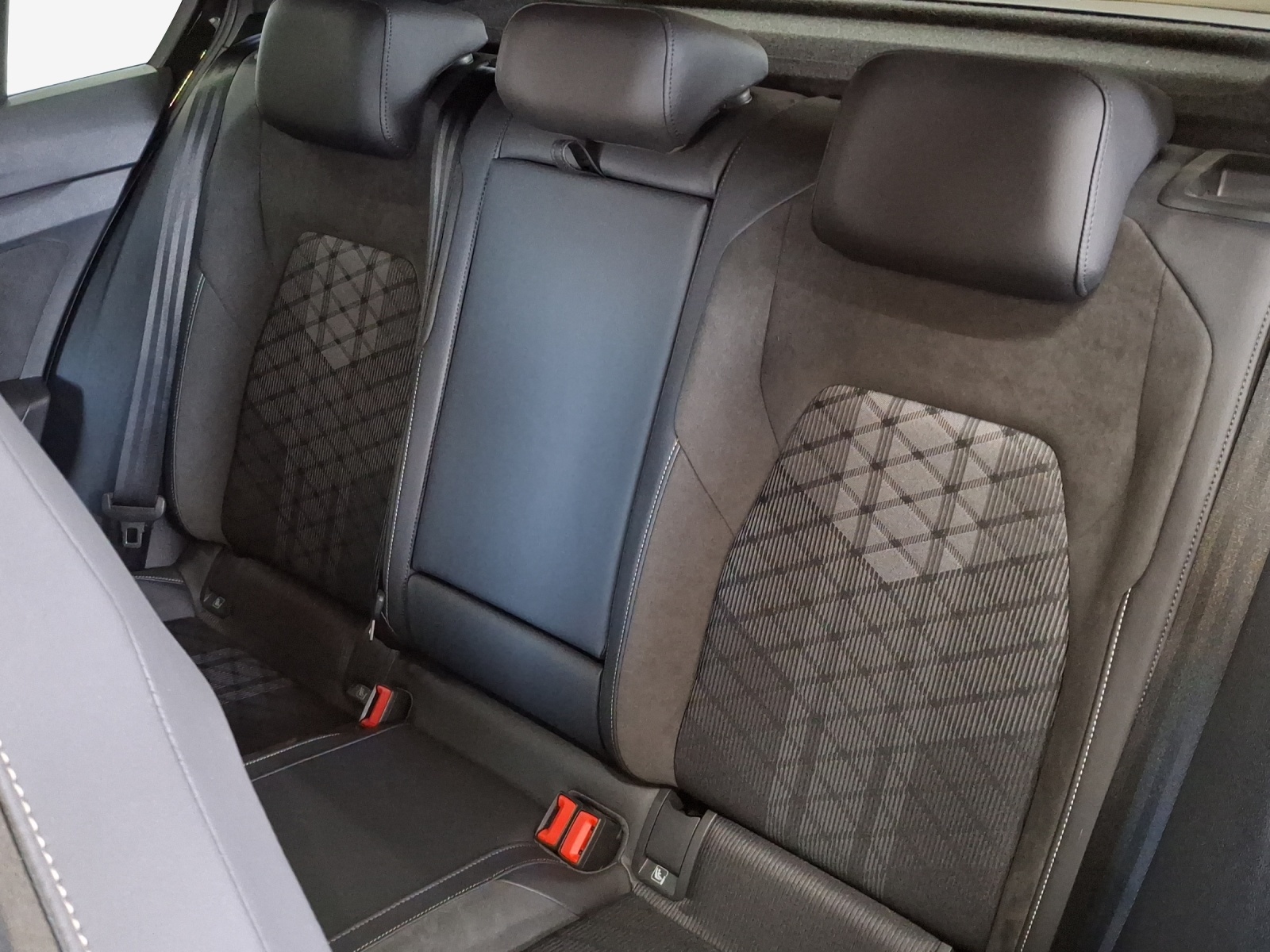 VW Golf 1.5 e TSI mHEV R-Line DSG-image-11