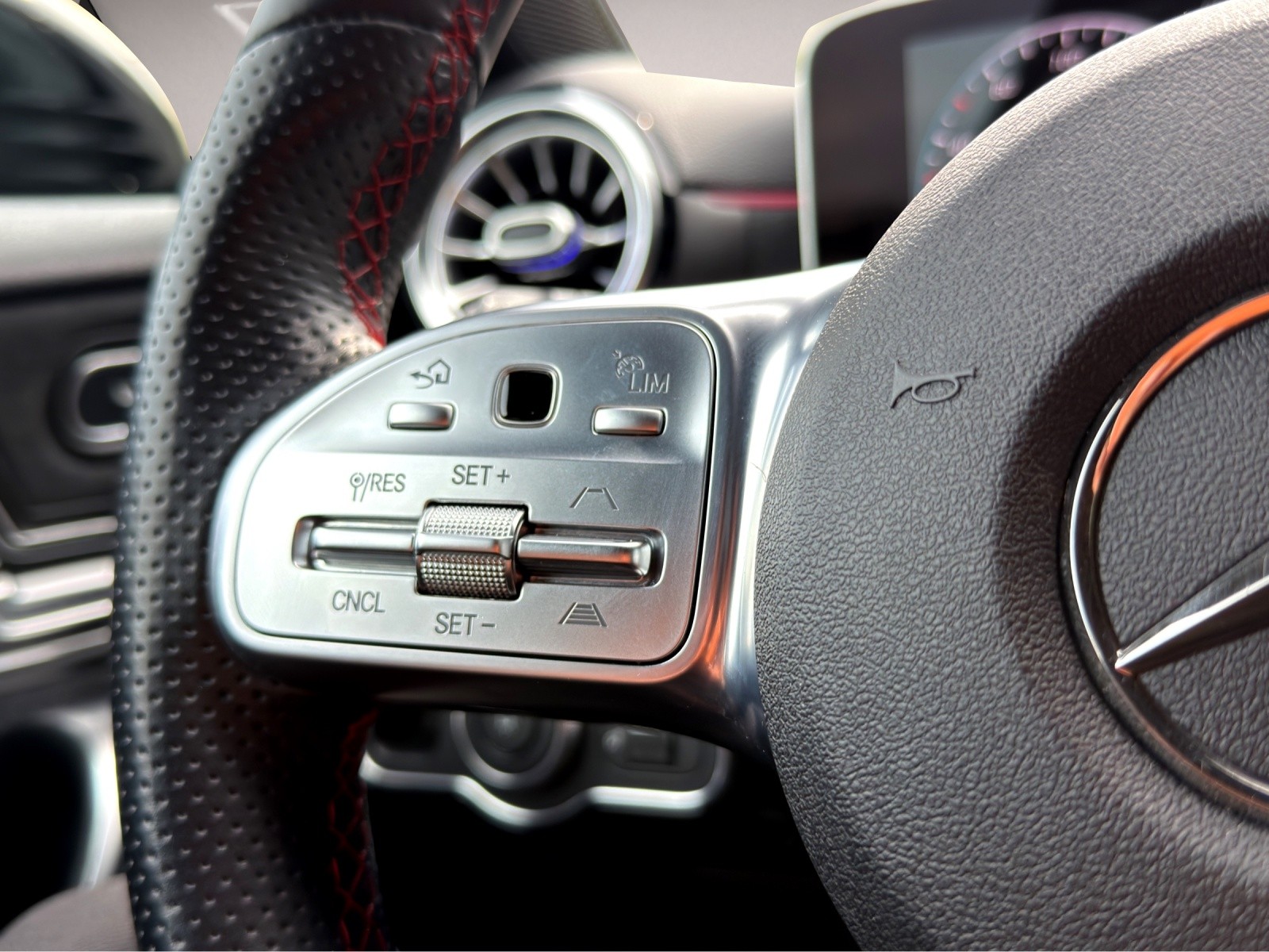 MERCEDES-BENZ A 180 d AMG Line-image-17
