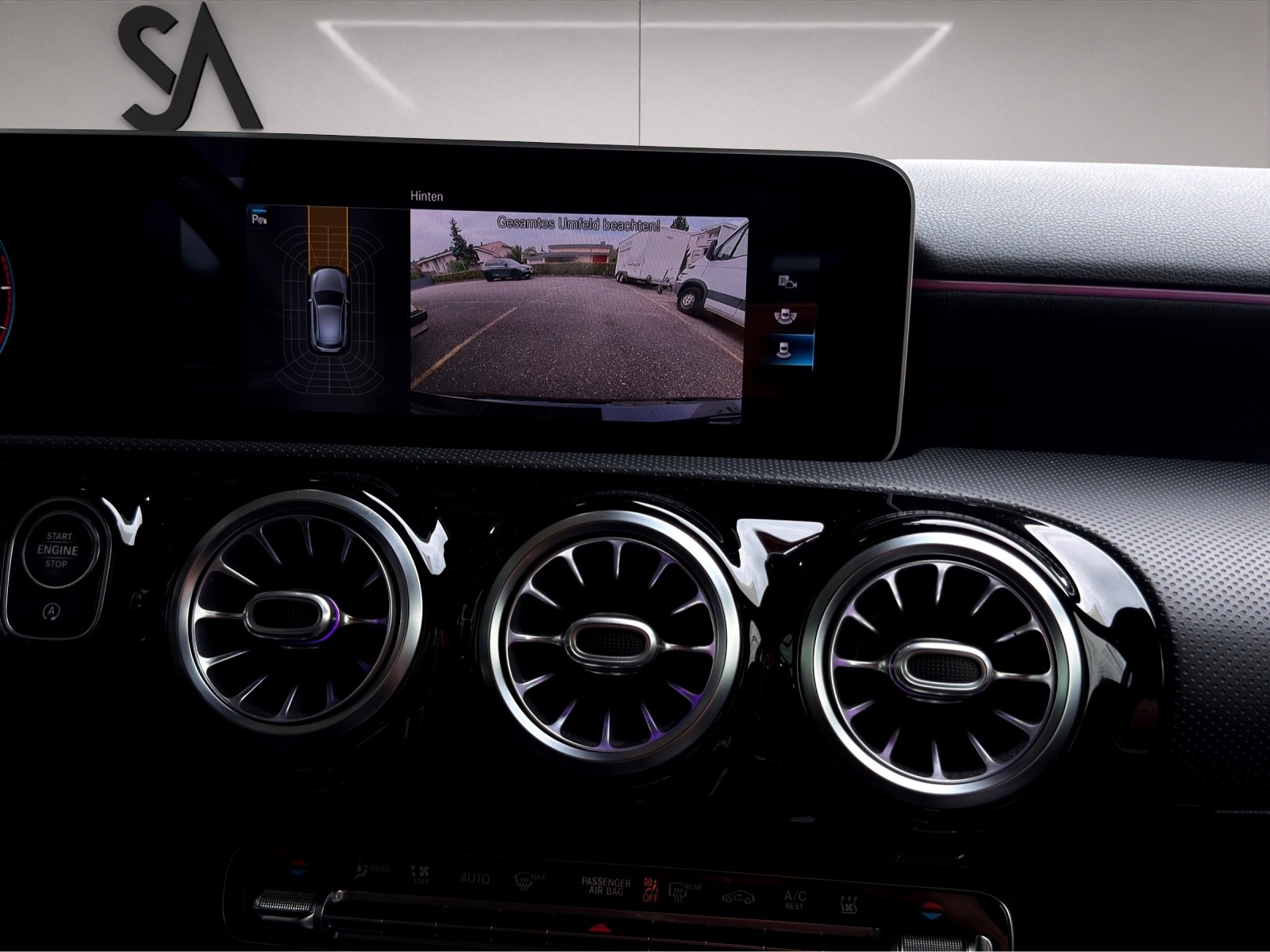 MERCEDES-BENZ A 180 d AMG Line-image-18