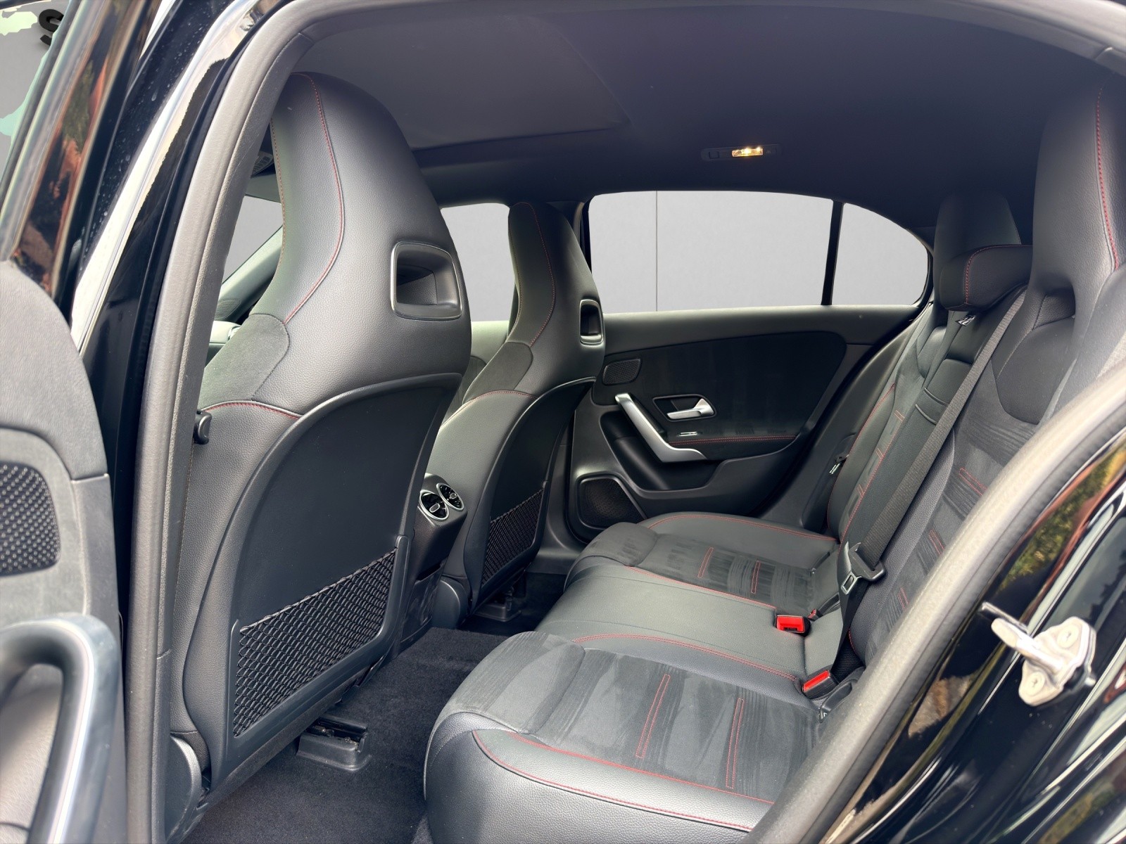 MERCEDES-BENZ A 180 d AMG Line-image-11