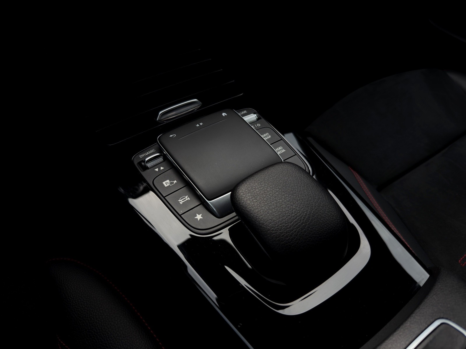 MERCEDES-BENZ A 180 d AMG Line-image-20