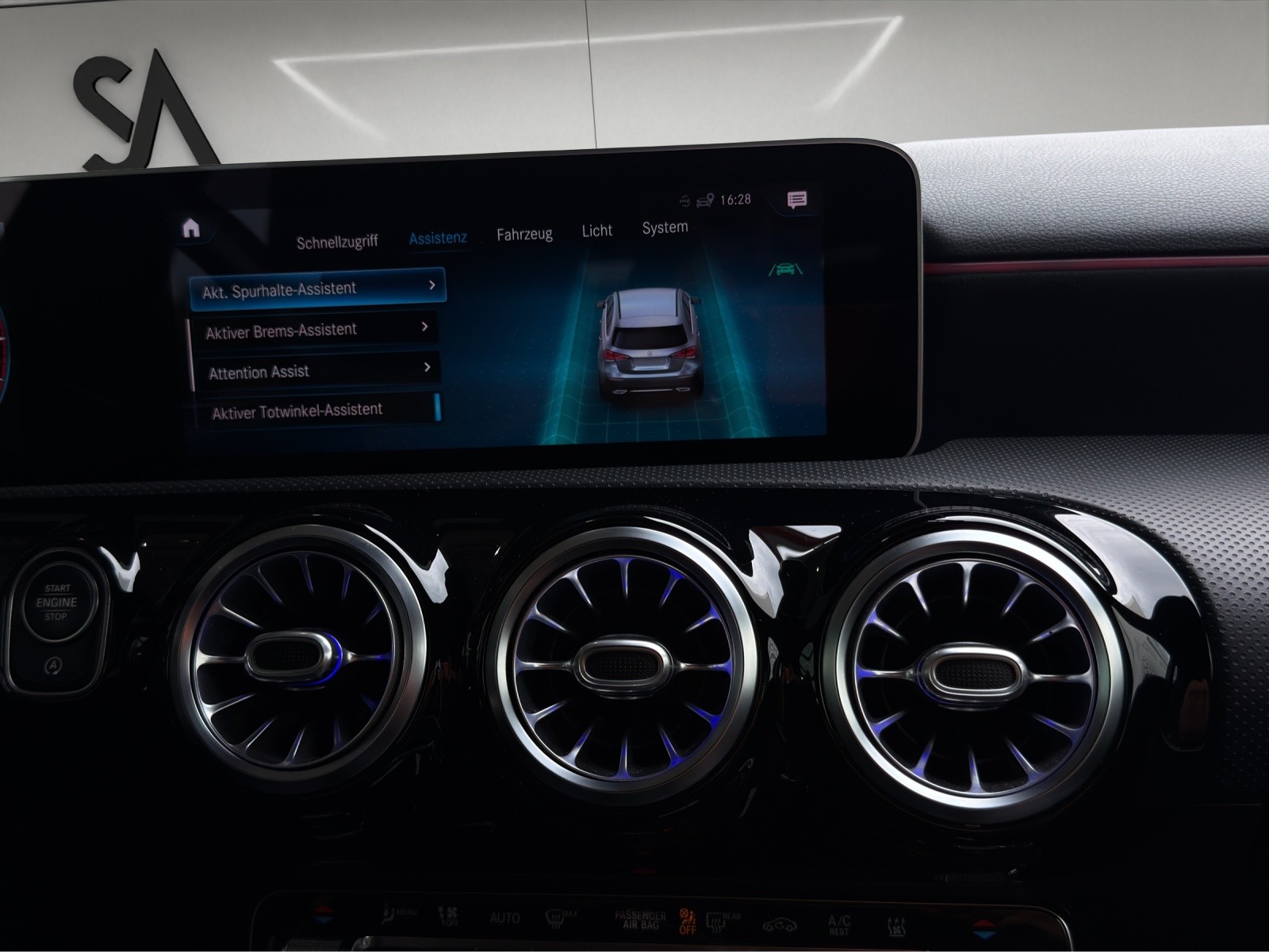 MERCEDES-BENZ A 180 d AMG Line-image-19