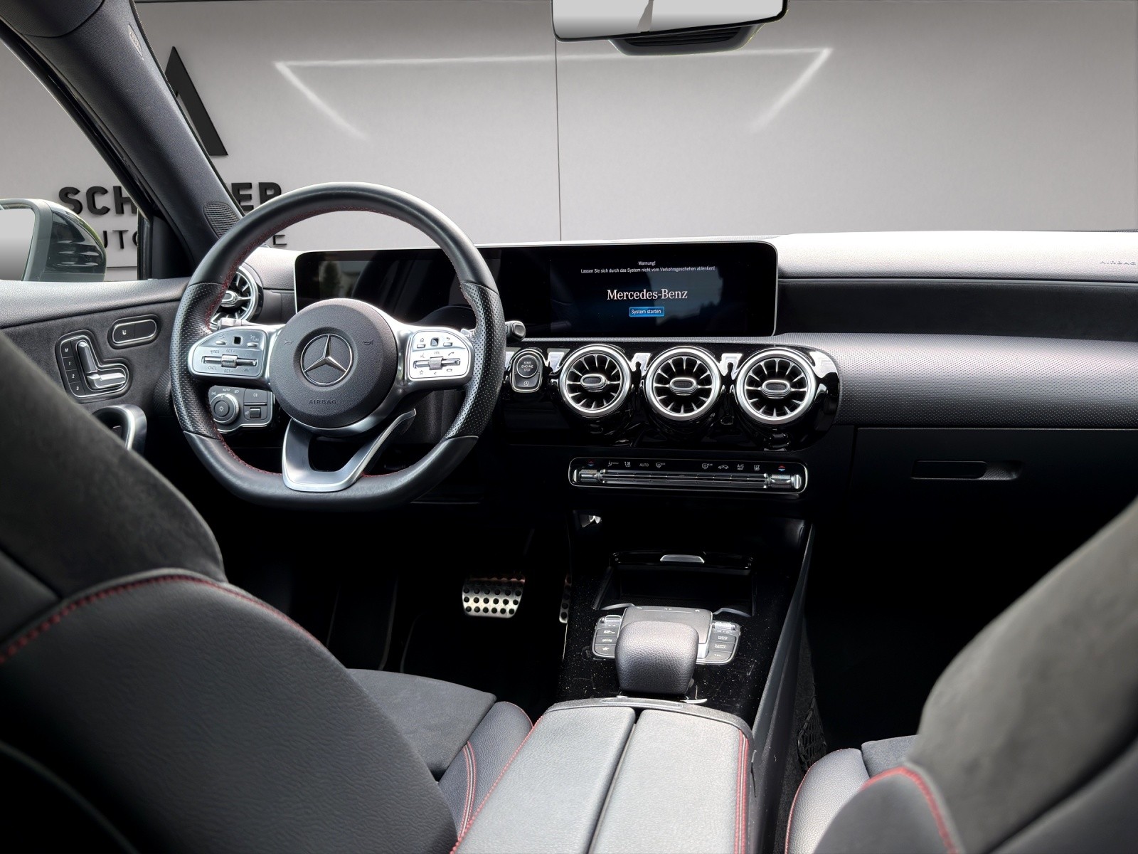 MERCEDES-BENZ A 180 d AMG Line-image-15