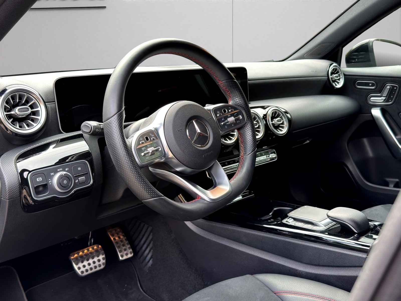 MERCEDES-BENZ A 180 d AMG Line-image-9