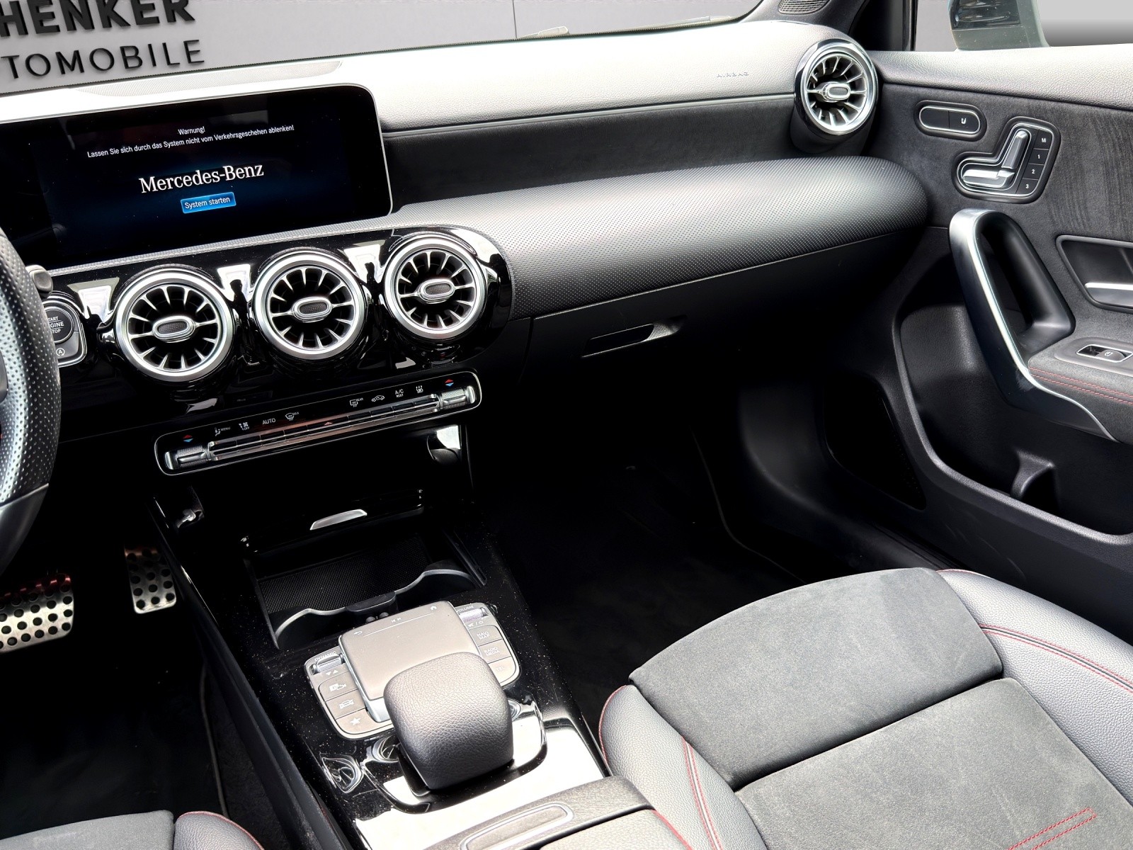 MERCEDES-BENZ A 180 d AMG Line-image-16