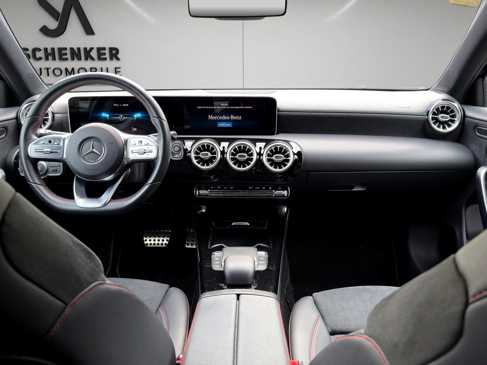 MERCEDES-BENZ A 180 d AMG Line-image-14