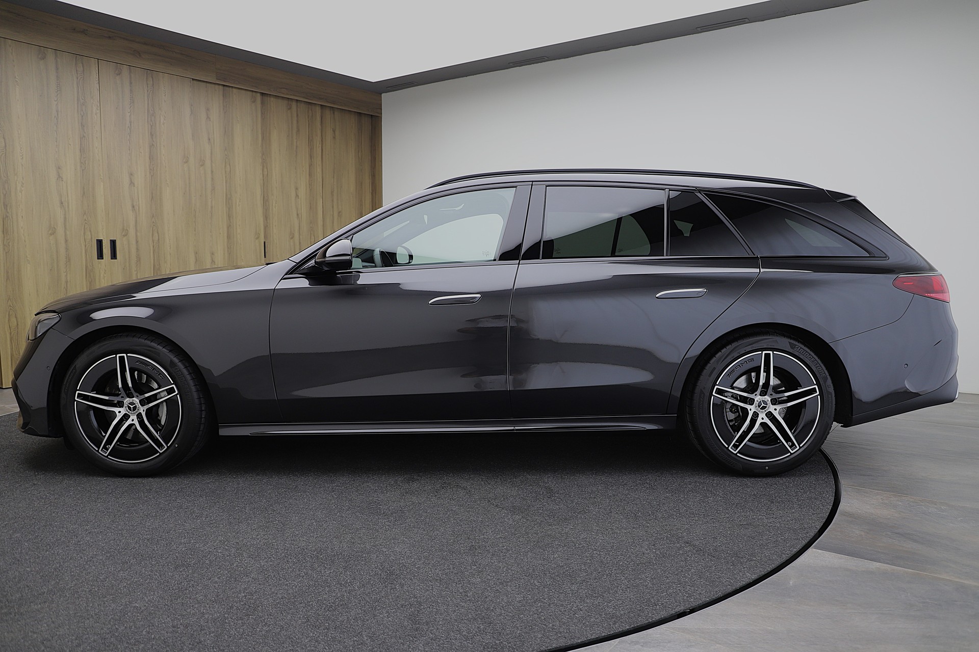 MERCEDES-BENZ E 220 d T 4Matic 9G-Tronic AMG Line Advance und Night Paket-image-2