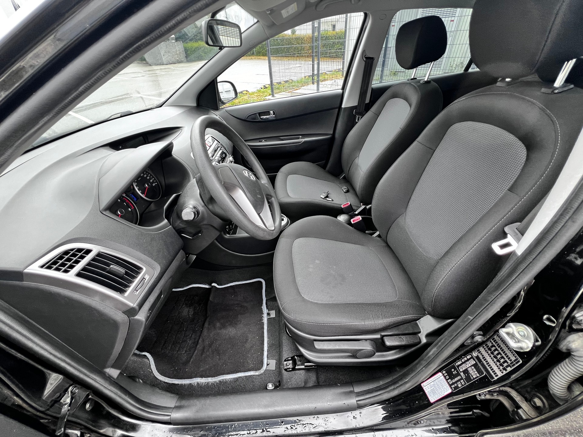 HYUNDAI i20 1.4 Premium Automatic-image-6