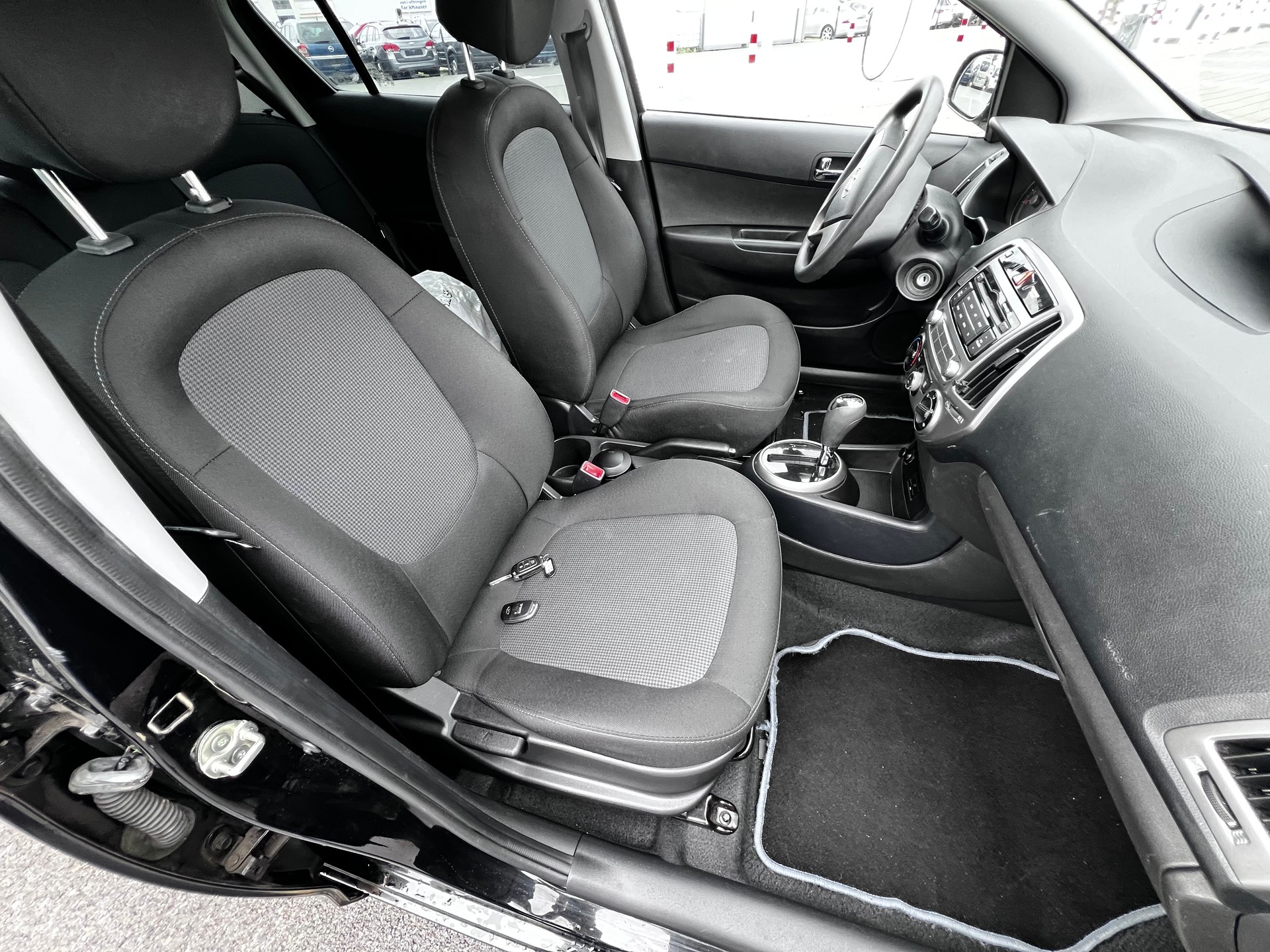 HYUNDAI i20 1.4 Premium Automatic-image-7