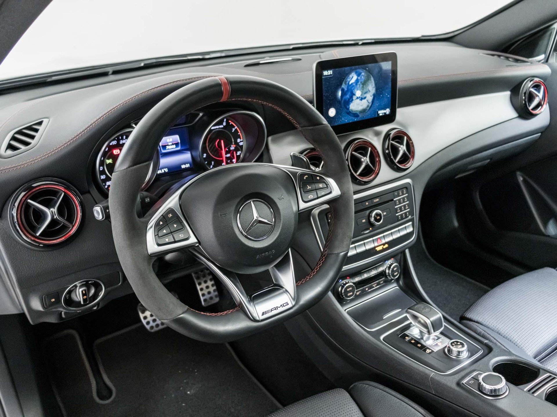 MERCEDES-BENZ GLA 45 AMG 4MATIC-image-9