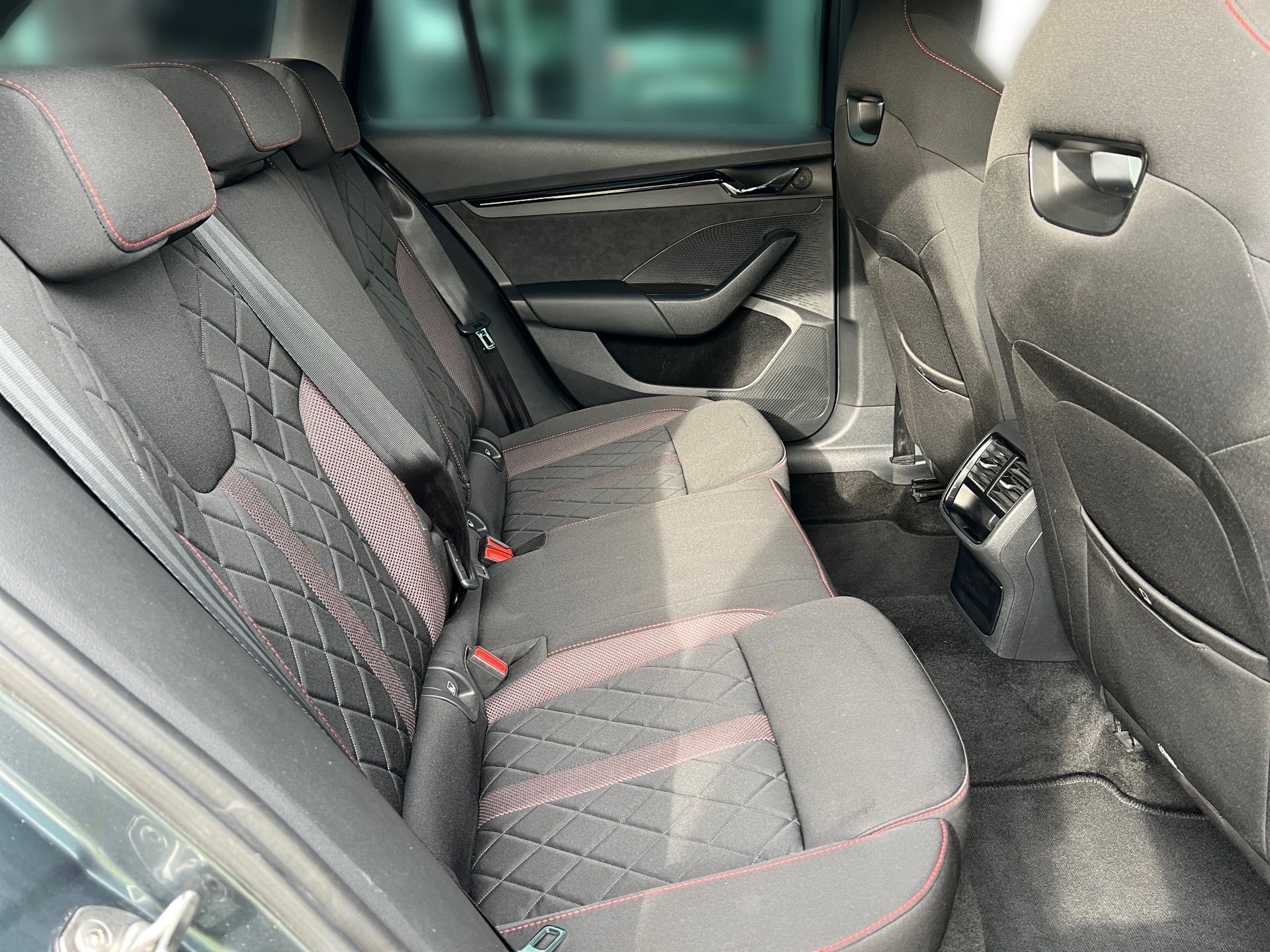 SKODA Octavia Combi 2.0 TSI DSG RS-image-12