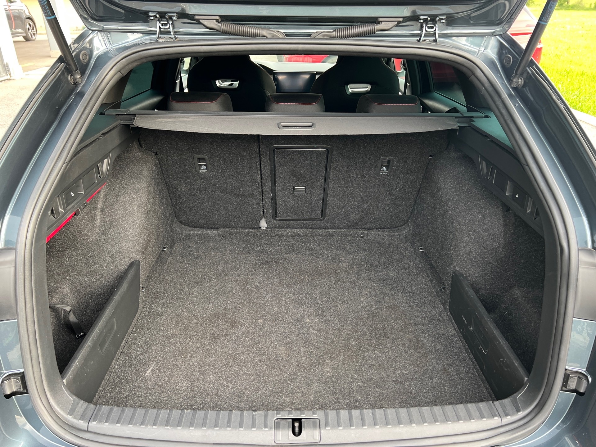 SKODA Octavia Combi 2.0 TSI DSG RS-image-13