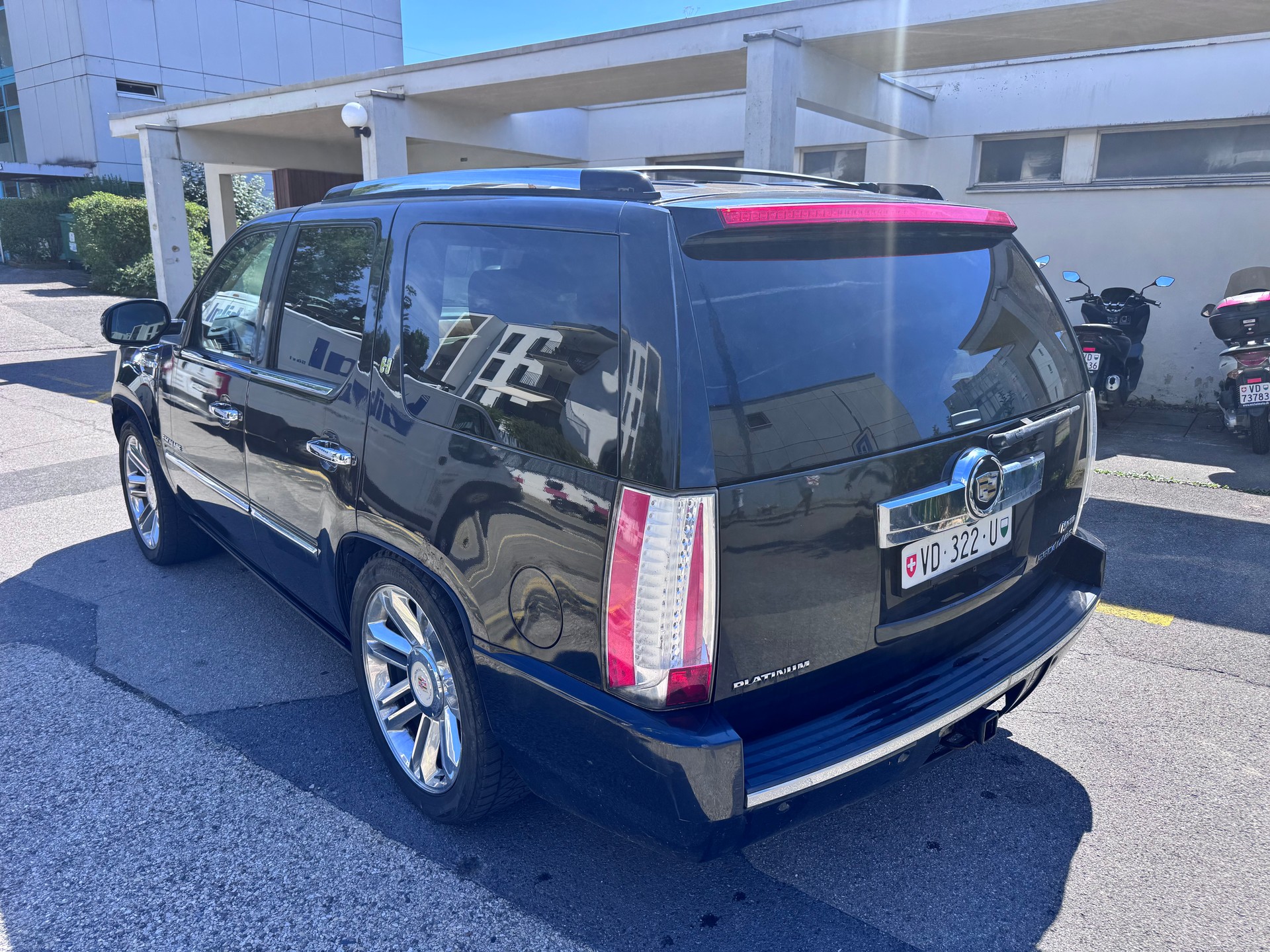 CADILLAC Escalade 6.0 Hybrid Platinum Edition-image-4