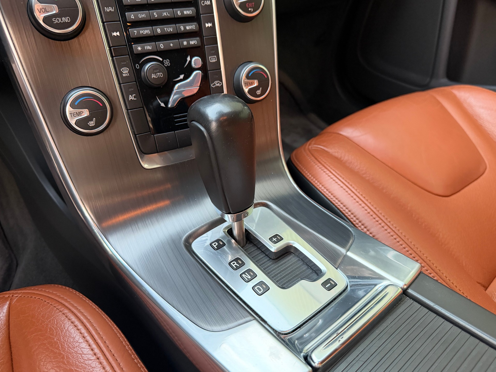 VOLVO S60 D5 AWD Geartronic-image-14