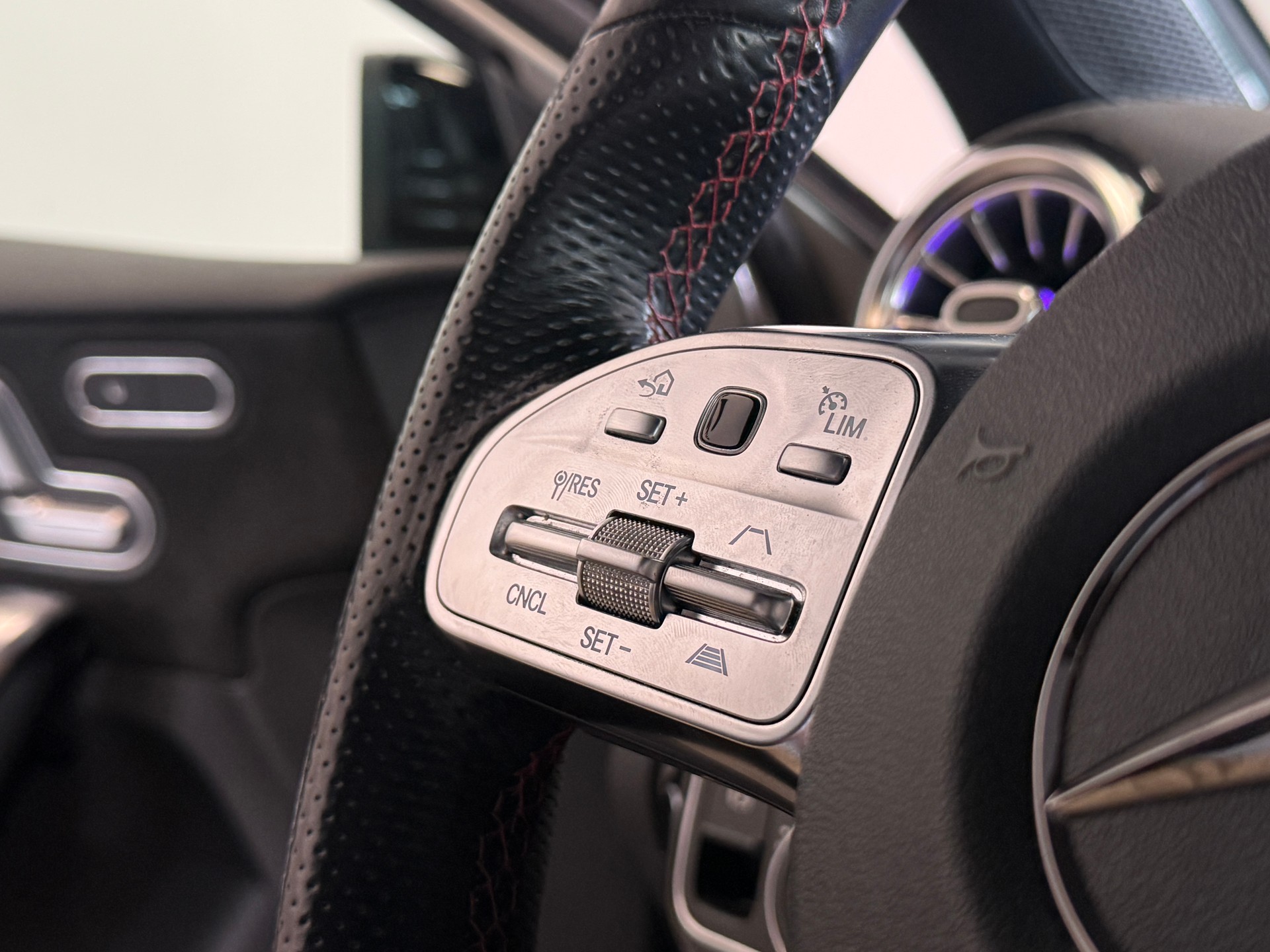 MERCEDES-BENZ A 250 4Matic AMG Line 4Matic 7G-DCT-image-6