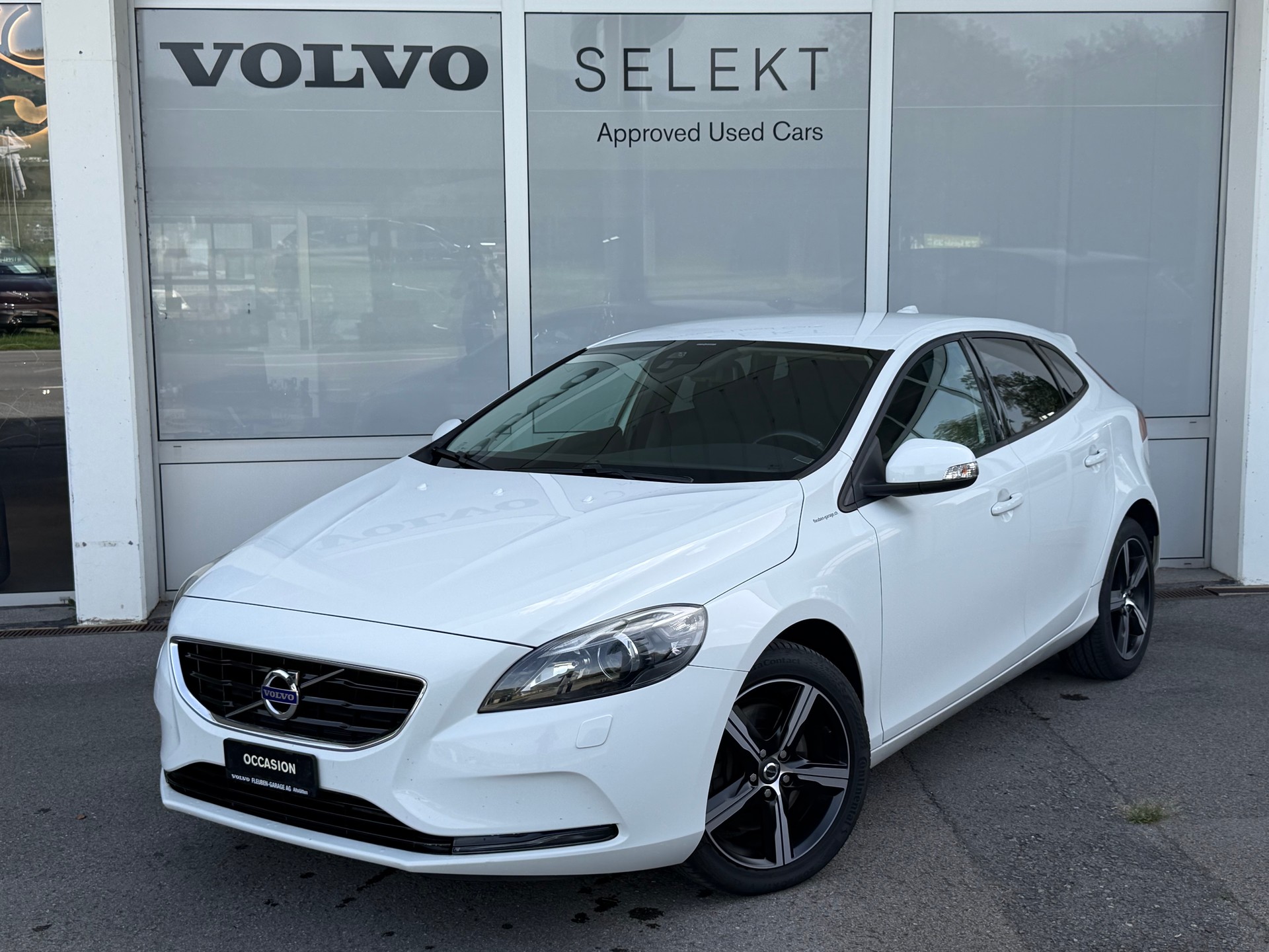 VOLVO V40 D3-image-0