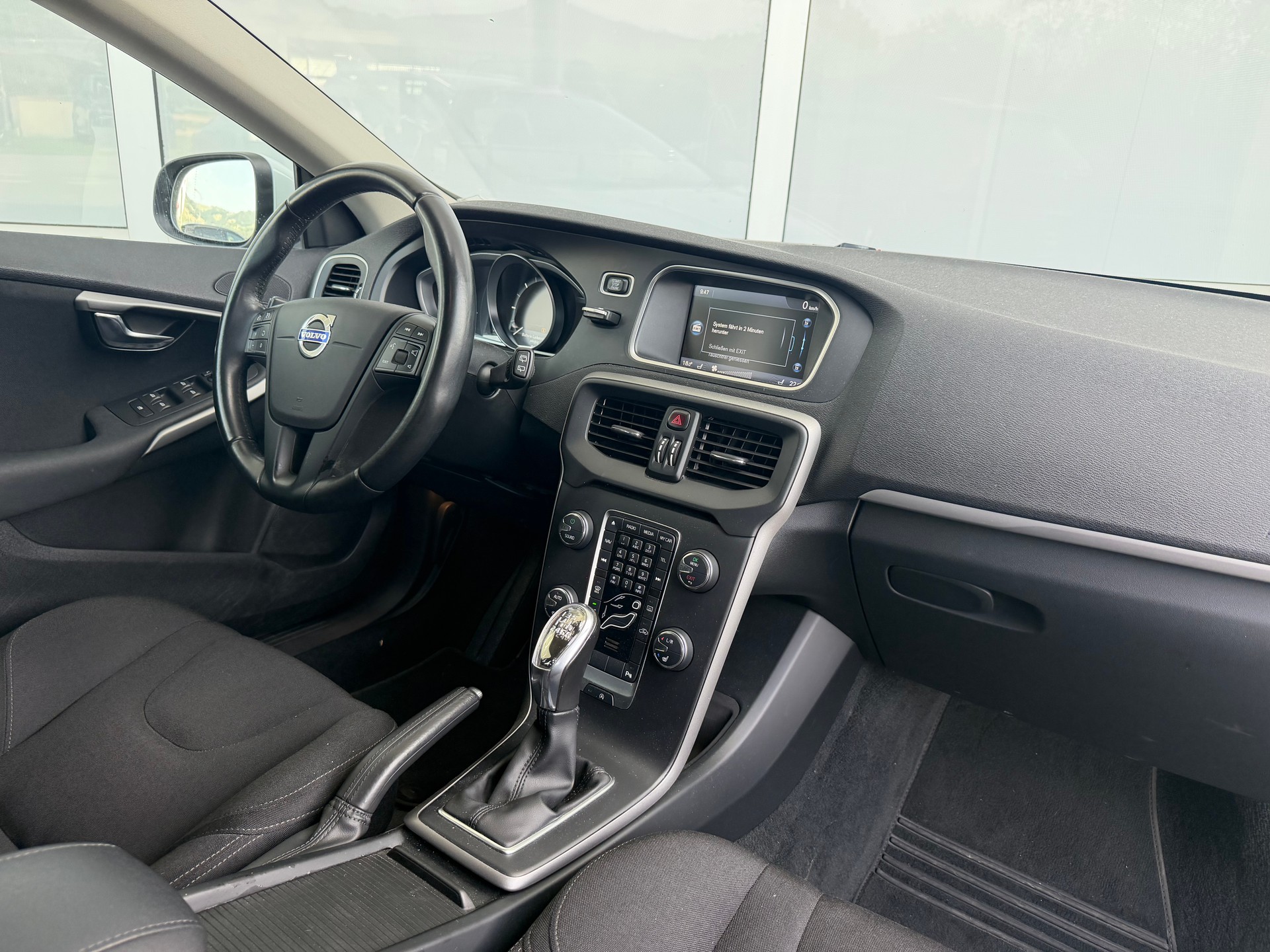 VOLVO V40 D3-image-2