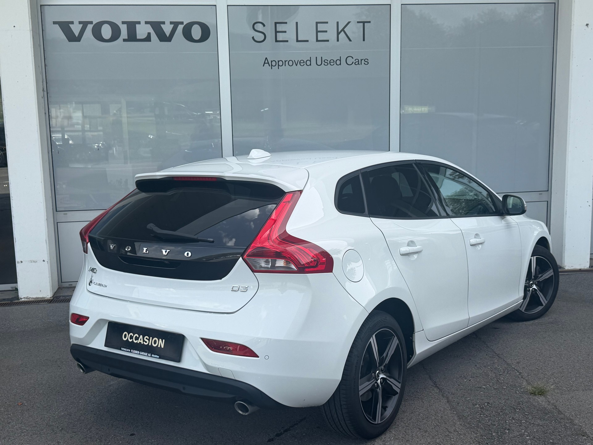VOLVO V40 D3-image-1