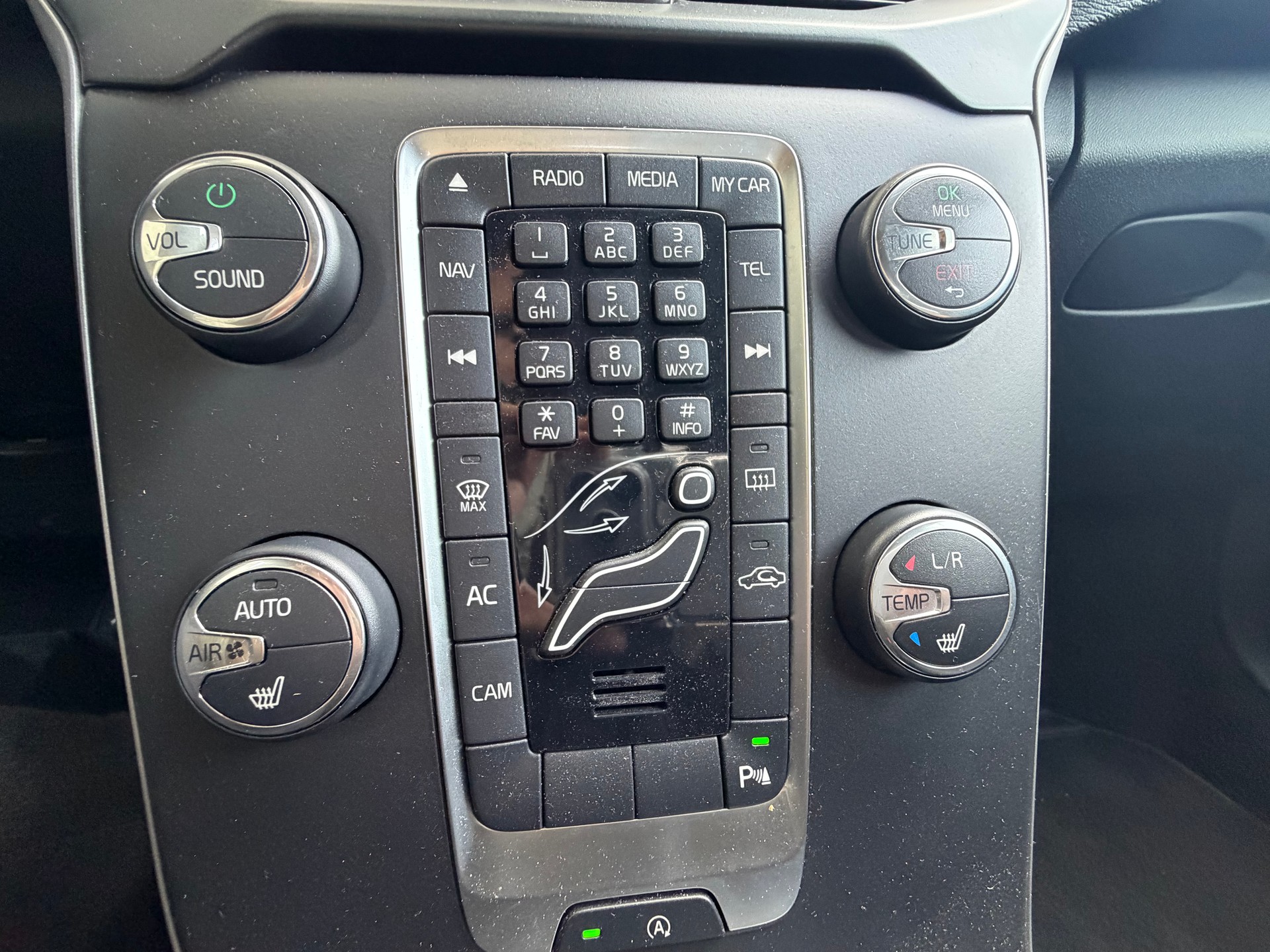 VOLVO V40 D3-image-10