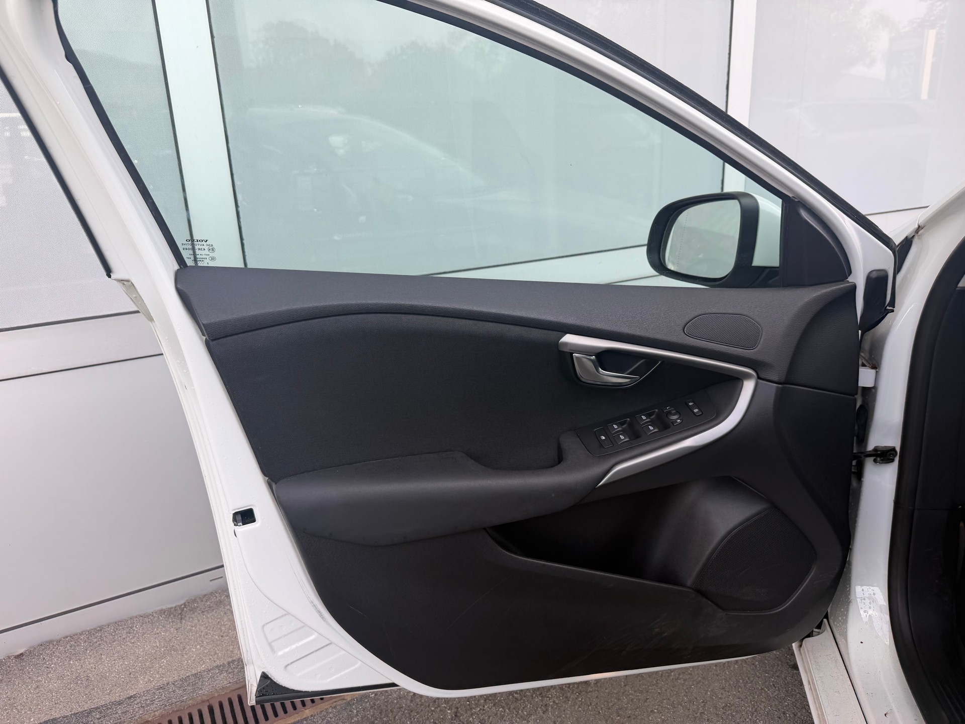 VOLVO V40 D3-image-8