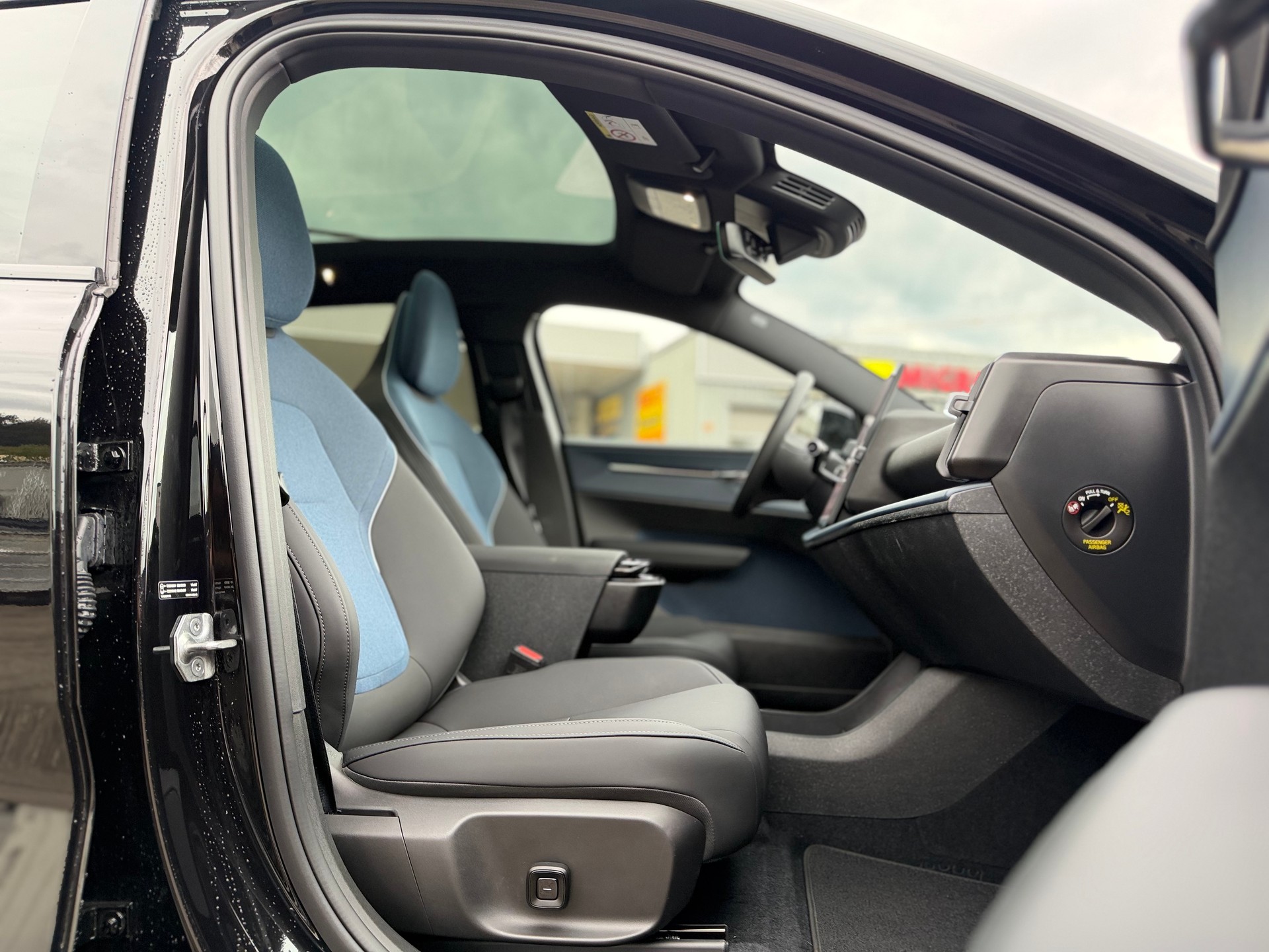 VOLVO EX30 Cross Country E60 69kWh Twin Performance AWD ° Vollausstattung ° Schwenkbare AHK °-image-13