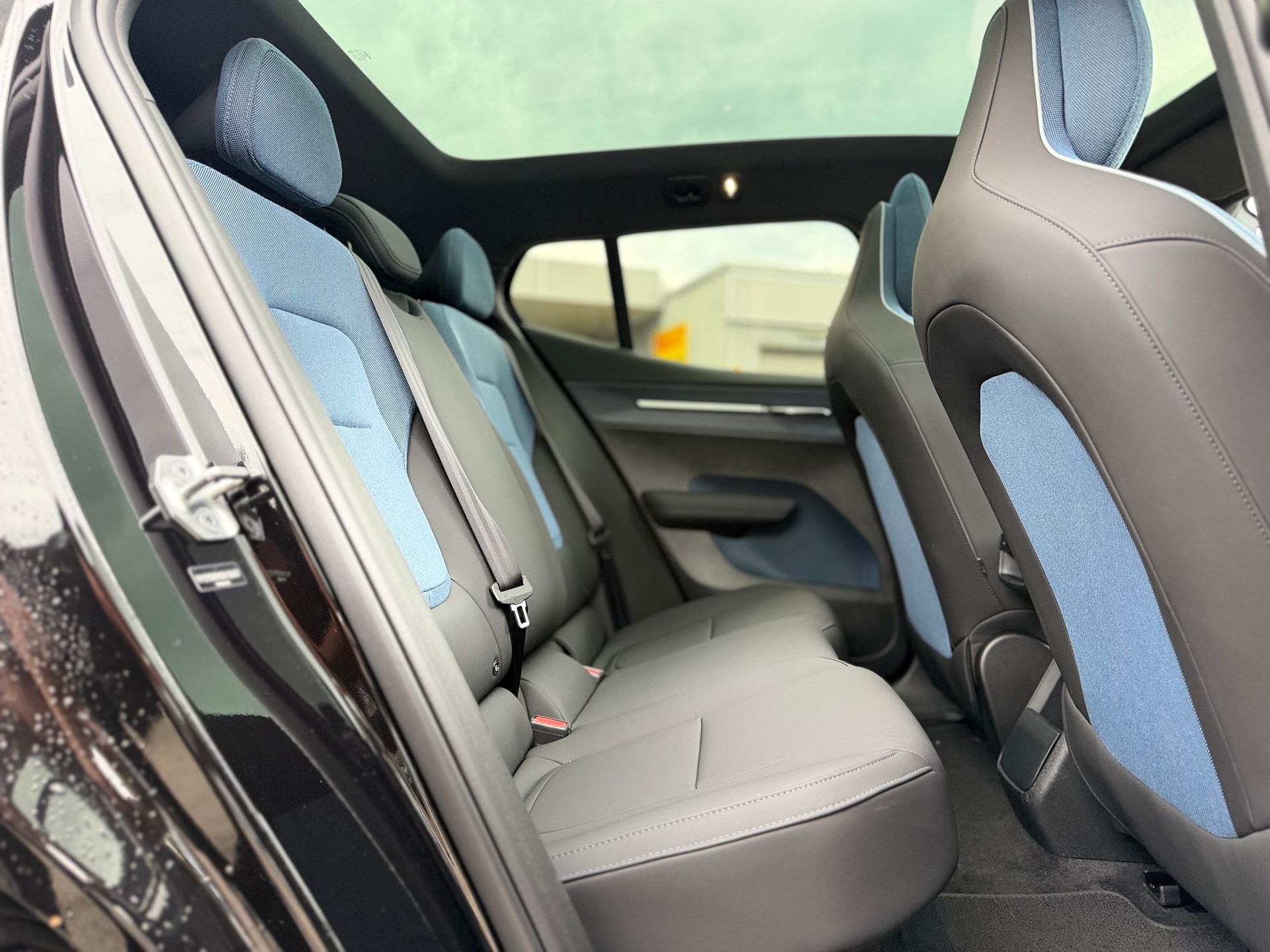 VOLVO EX30 Cross Country E60 69kWh Twin Performance AWD ° Vollausstattung ° Schwenkbare AHK °-image-14