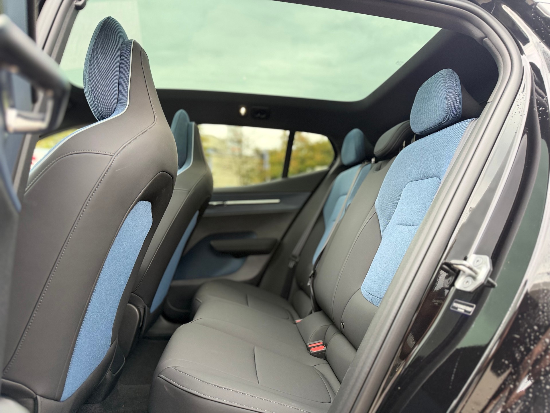 VOLVO EX30 Cross Country E60 69kWh Twin Performance AWD ° Vollausstattung ° Schwenkbare AHK °-image-15